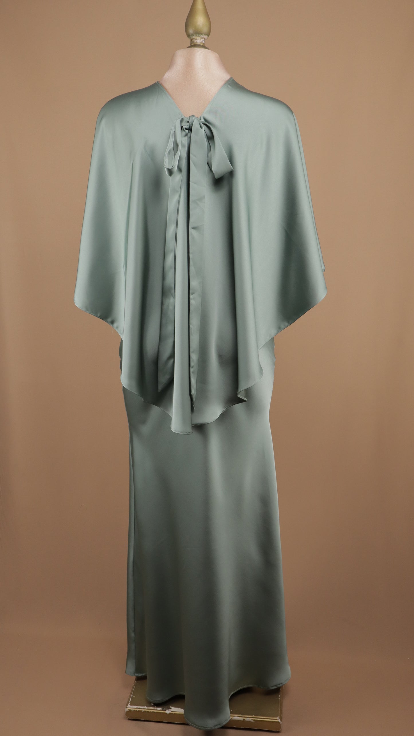 Vestido largo satinado con capa