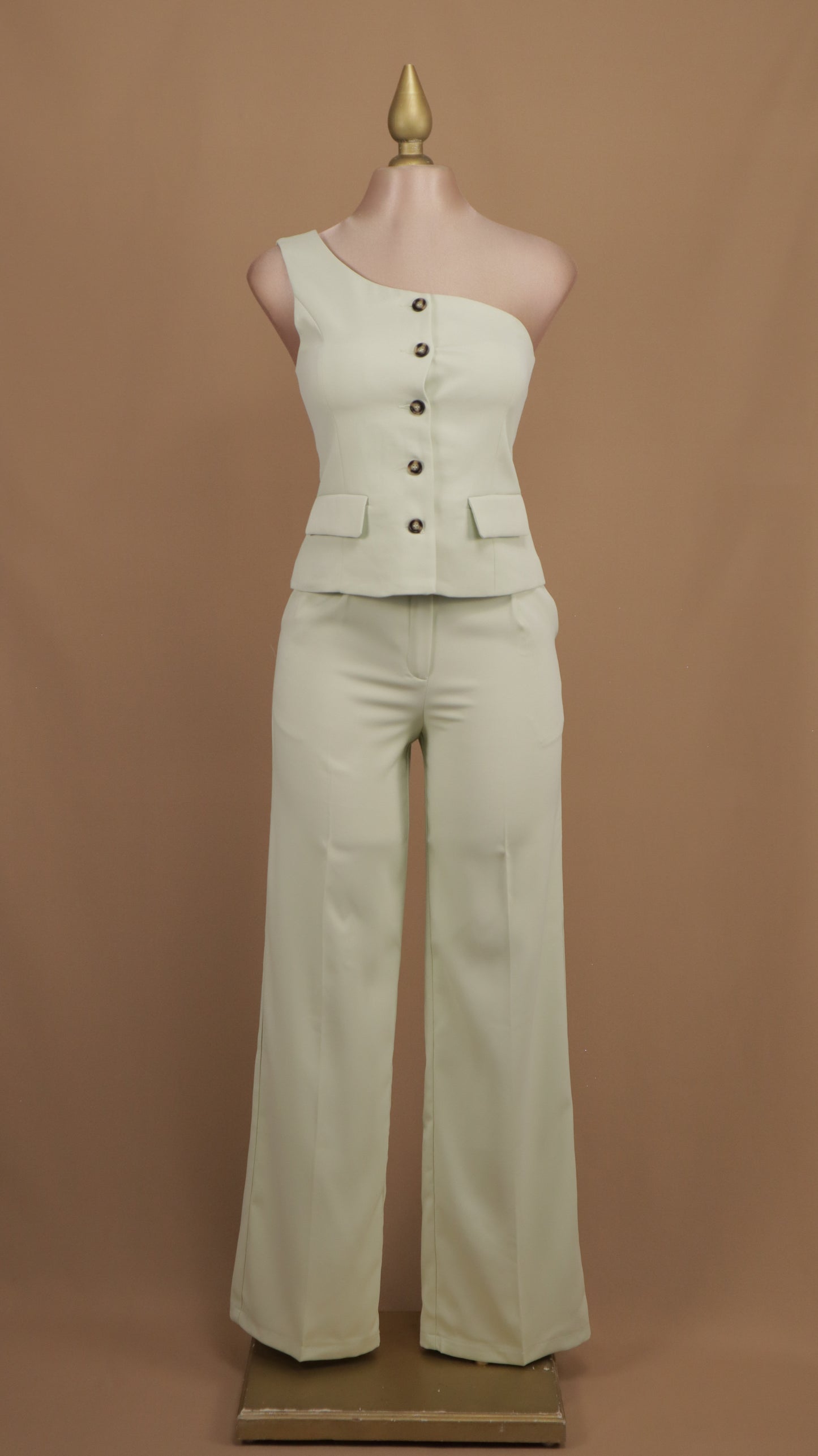 Conjunto de pantalón y saco asimétrico de botones