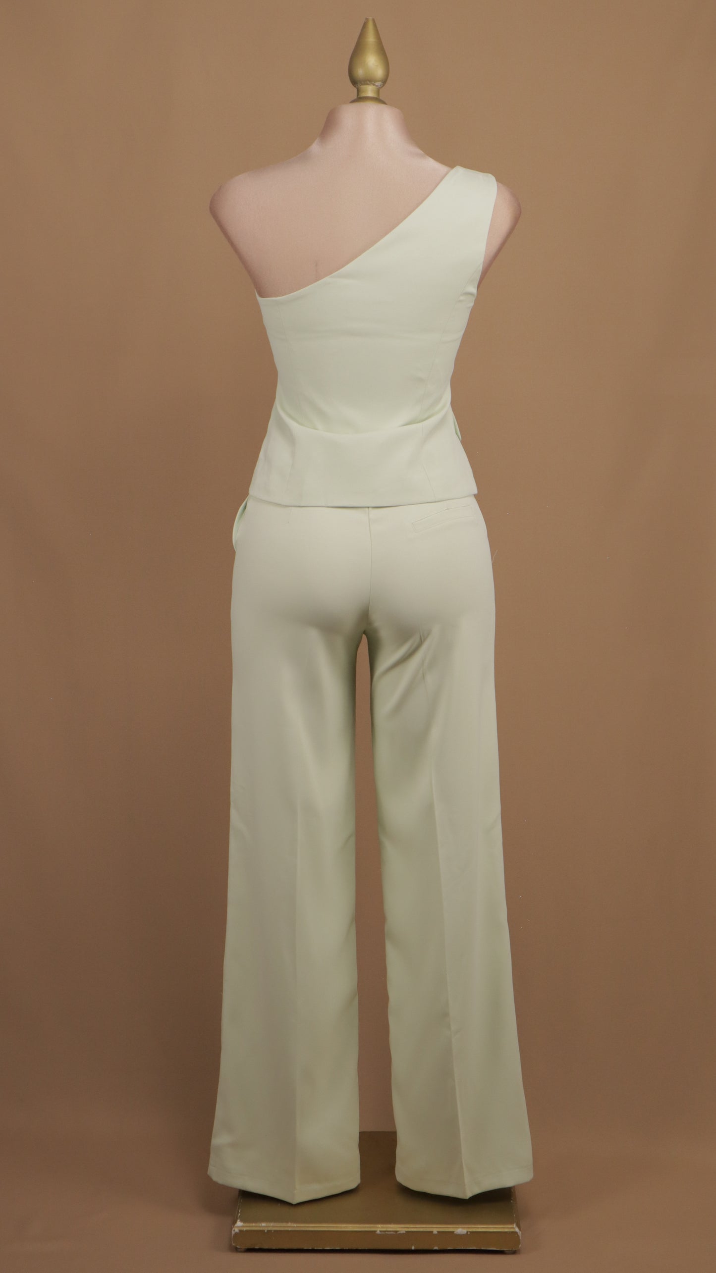 Conjunto de pantalón y saco asimétrico de botones