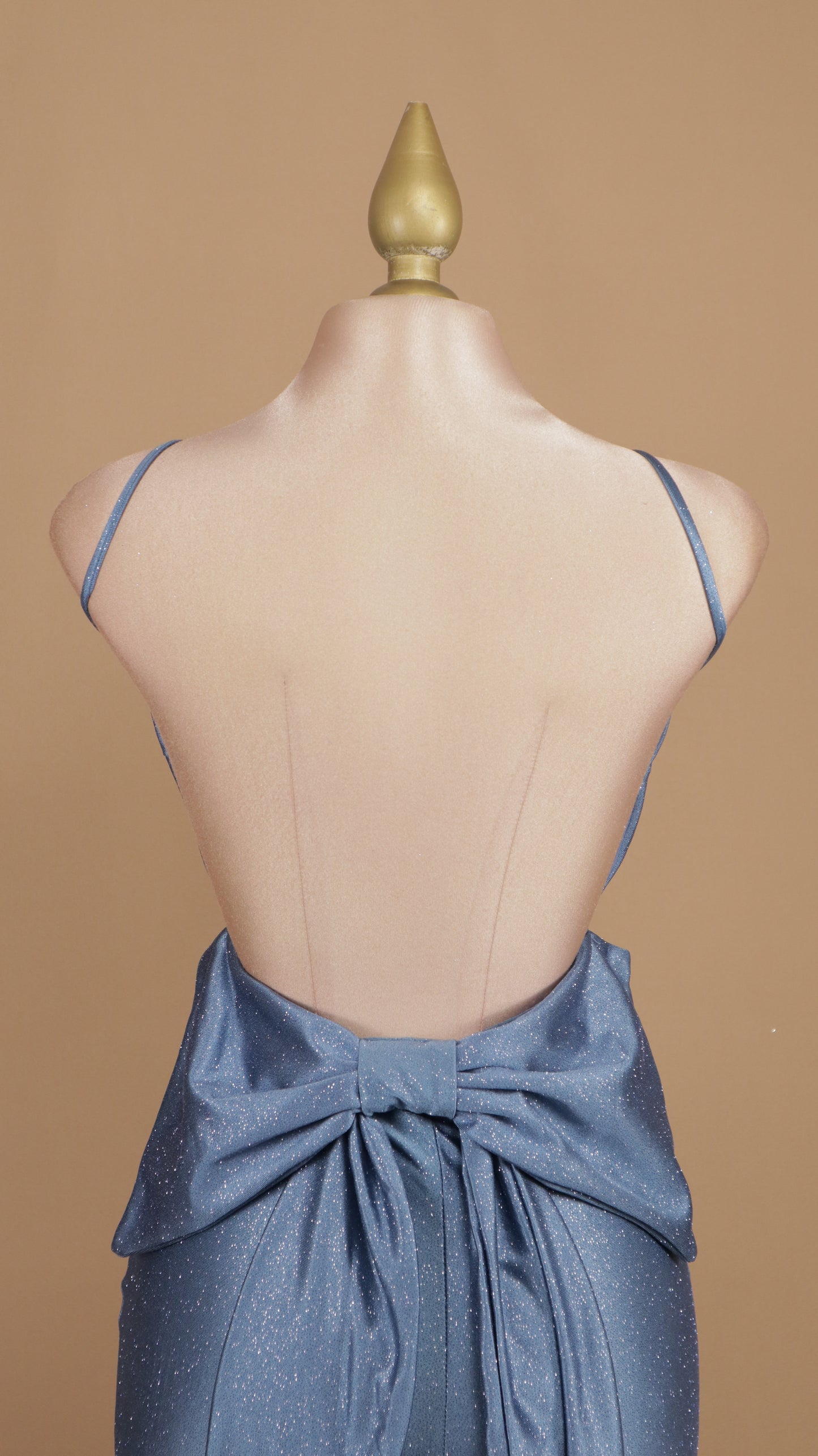 Vestido largo con escote en la espalda y moño