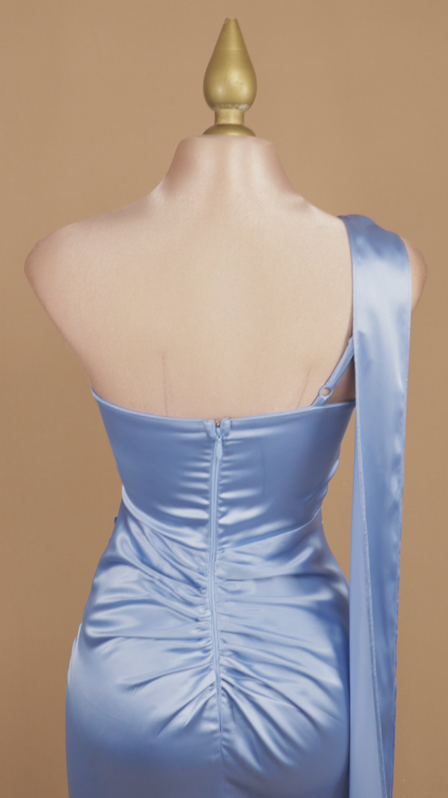 Vestido largo satinado, escote asimétrico y cauda