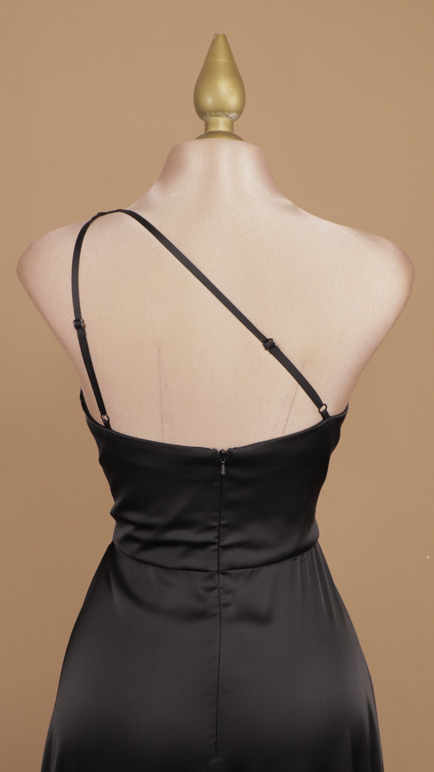 Vestido largo escote asimétrico y olan en falda