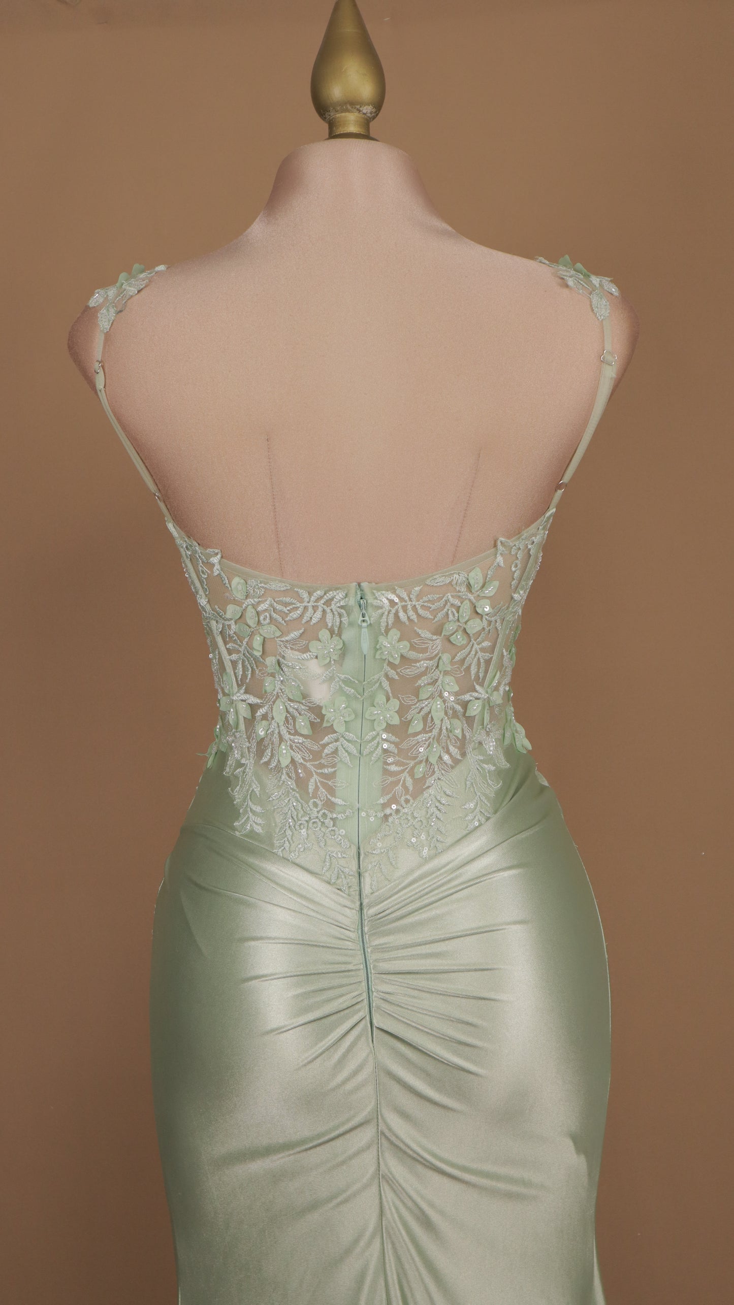 Vestido largo con aplicación en 3D y abertura