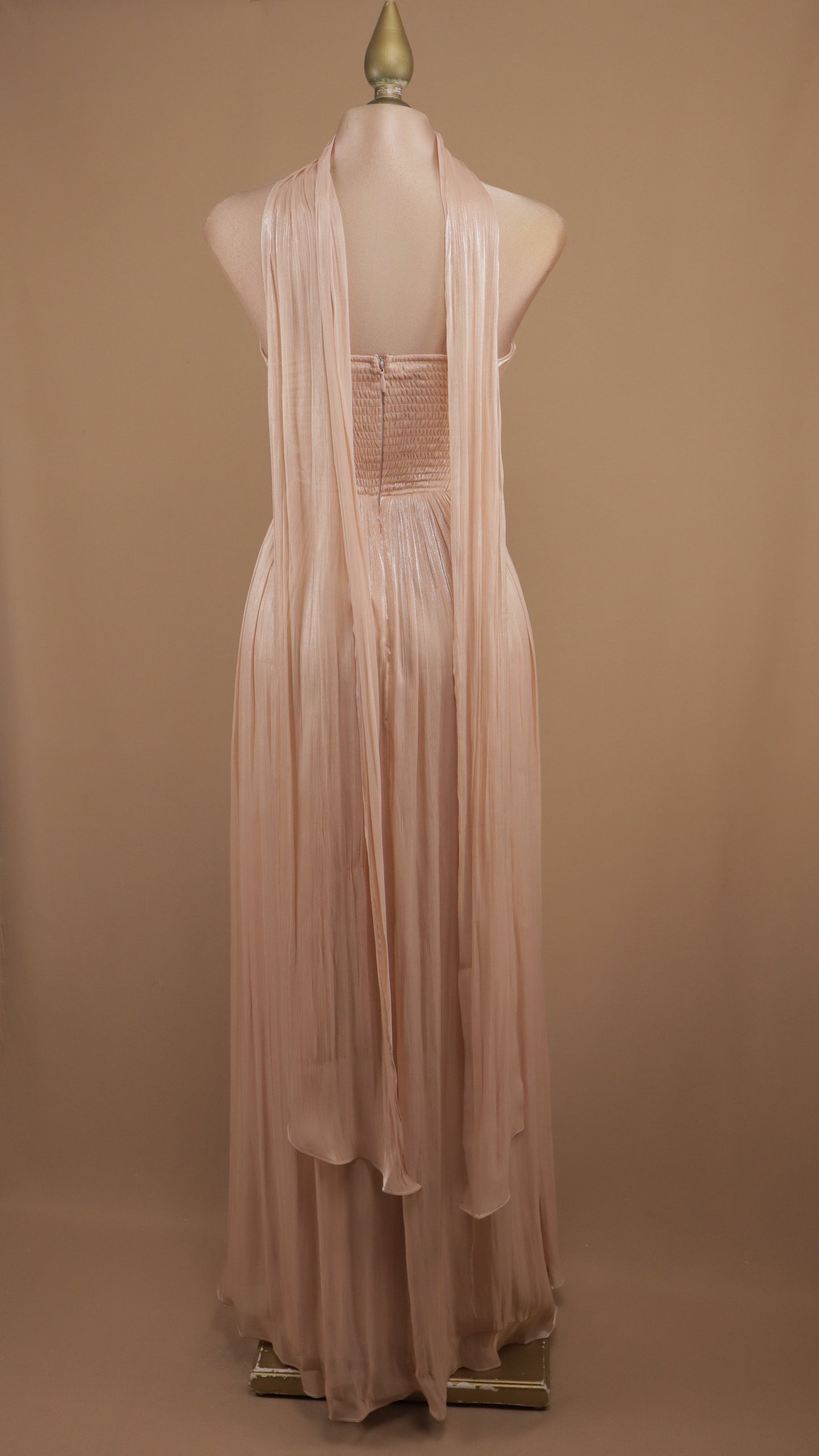 Vestido largo de noche de corte fluido y caída etérea con inspiración helénica.