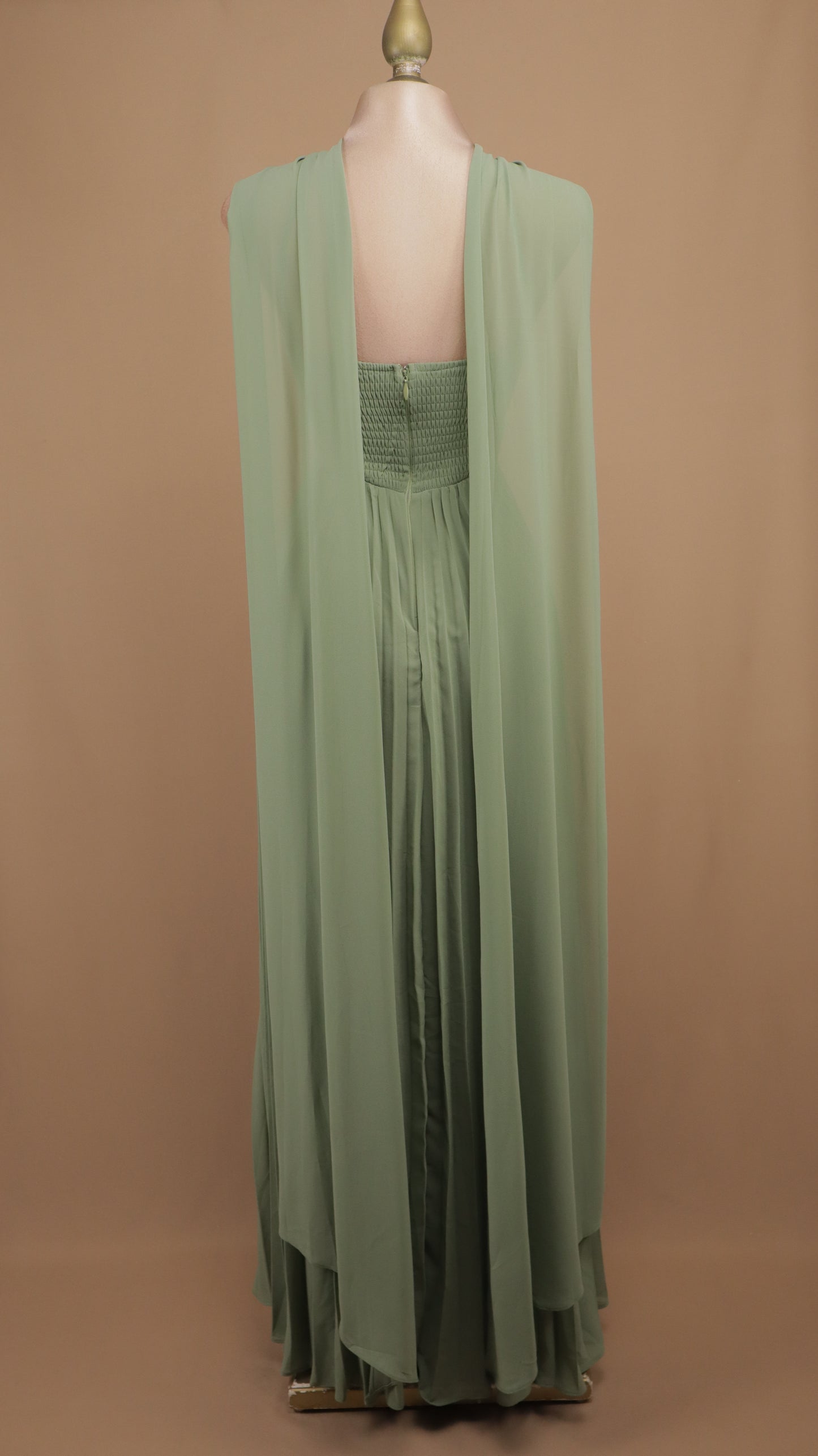 Vestido largo halter con falda plisada