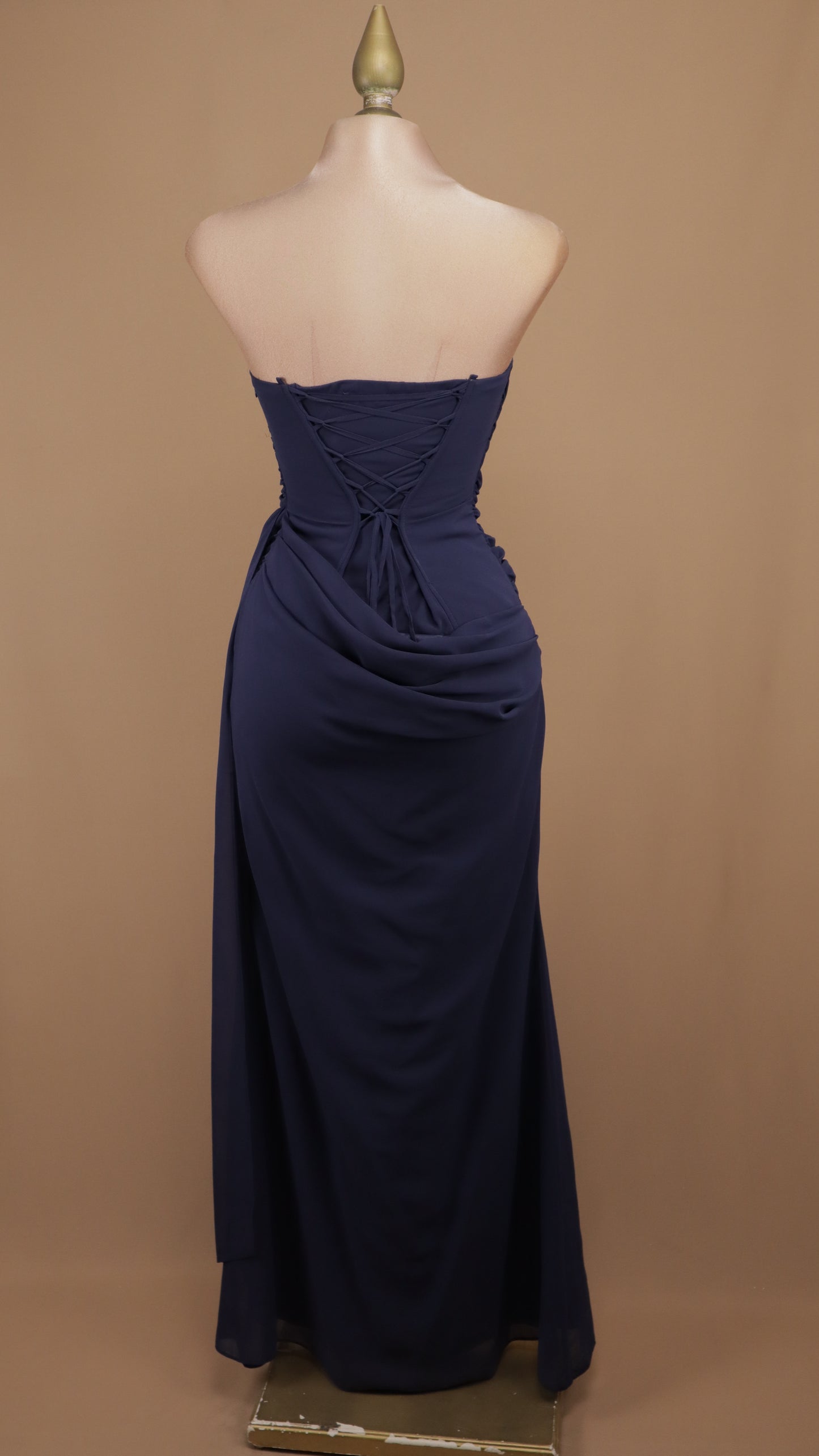 Vestido largo estraple con corset y estola