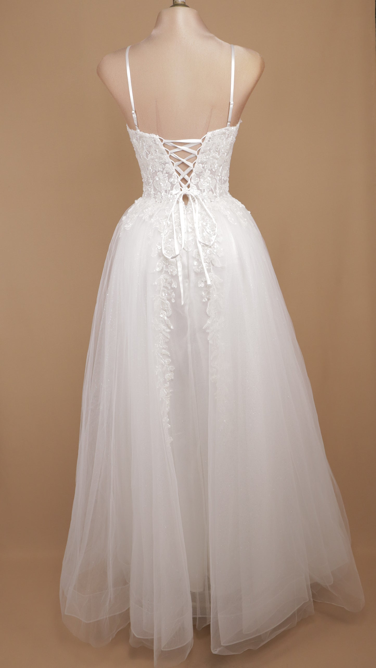Vestido largo de novia corte princesa de tull