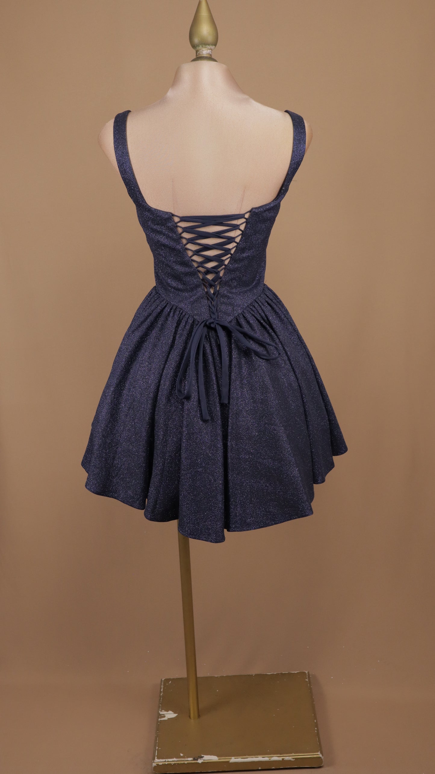 Vestido mid de brillo glíter con cintura de corsé y falda de tablas