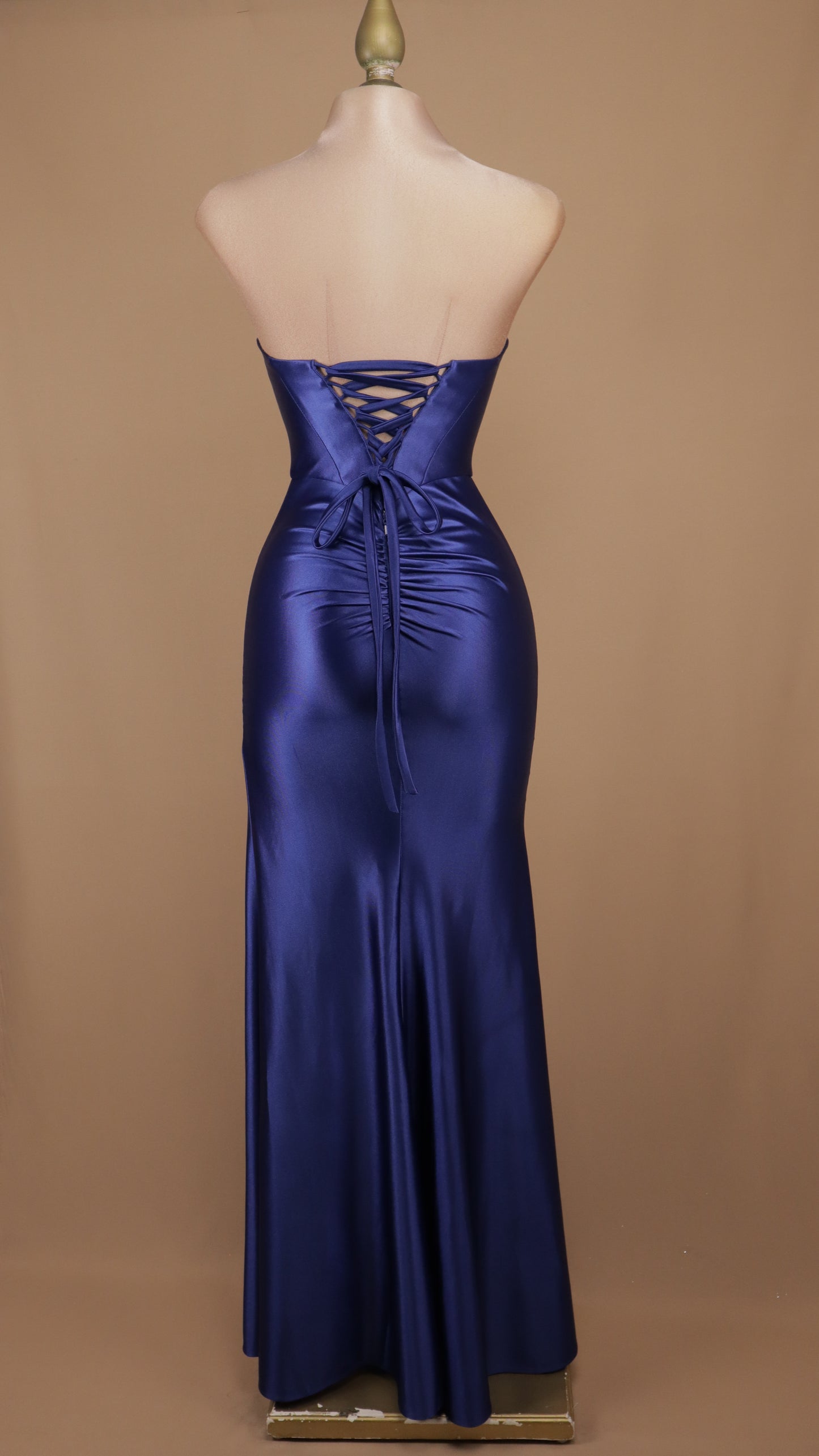 Vestido de gala largo de satén rojo con corsé estructurado y abertura pierna