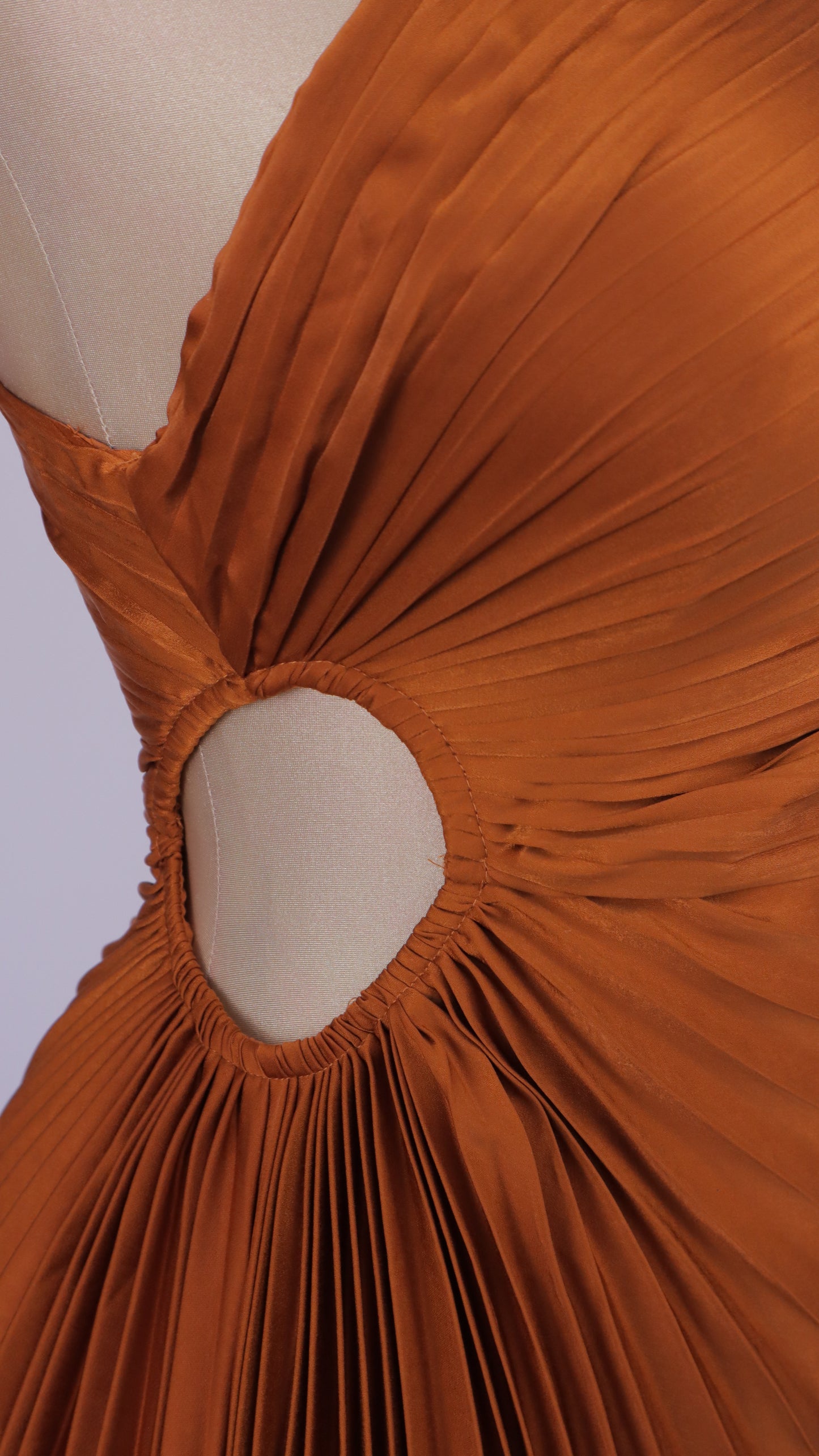 Vestido maxi asimétrico ojal