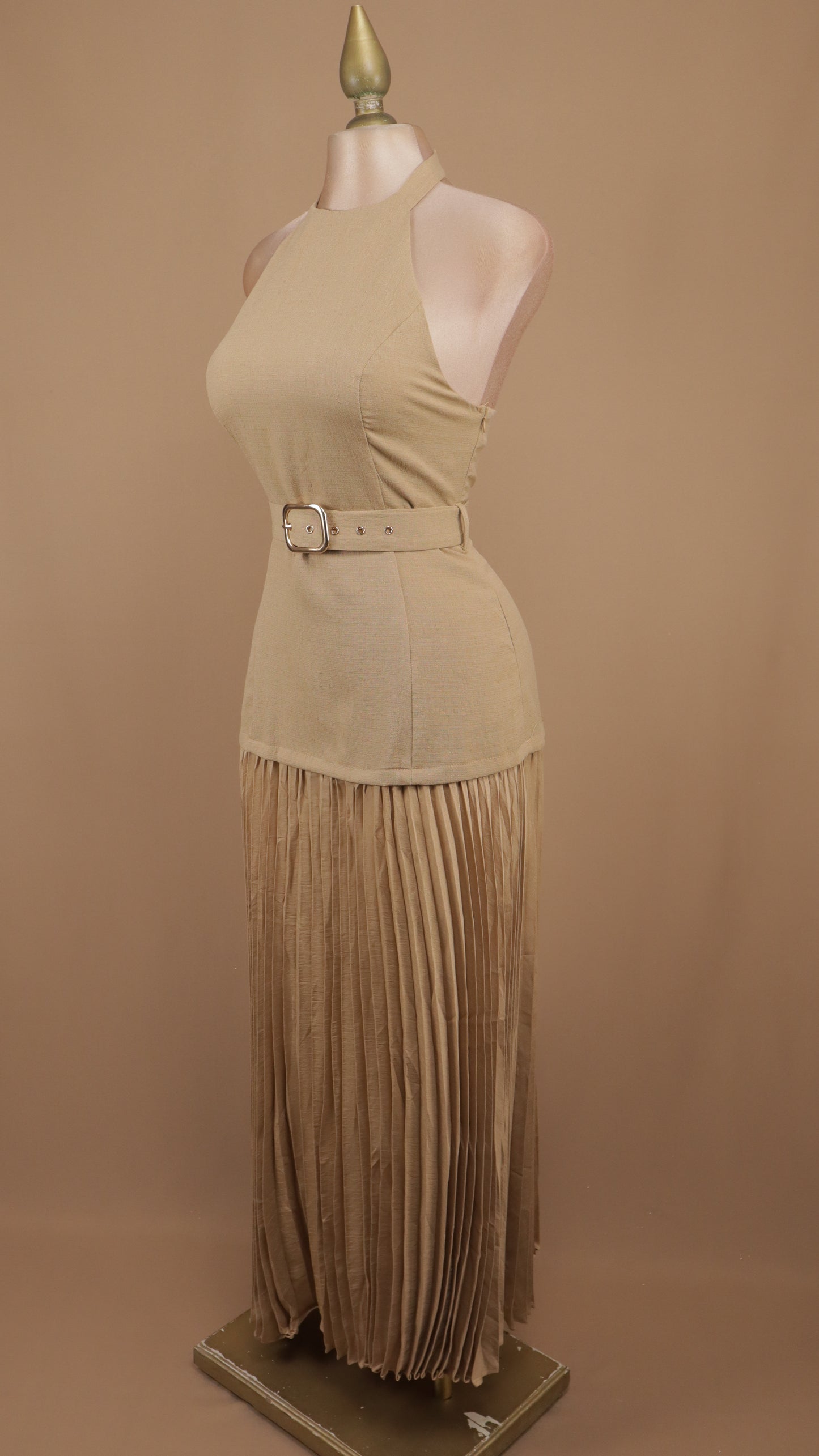 Vestido cuello halter con cinturón y falda plisada