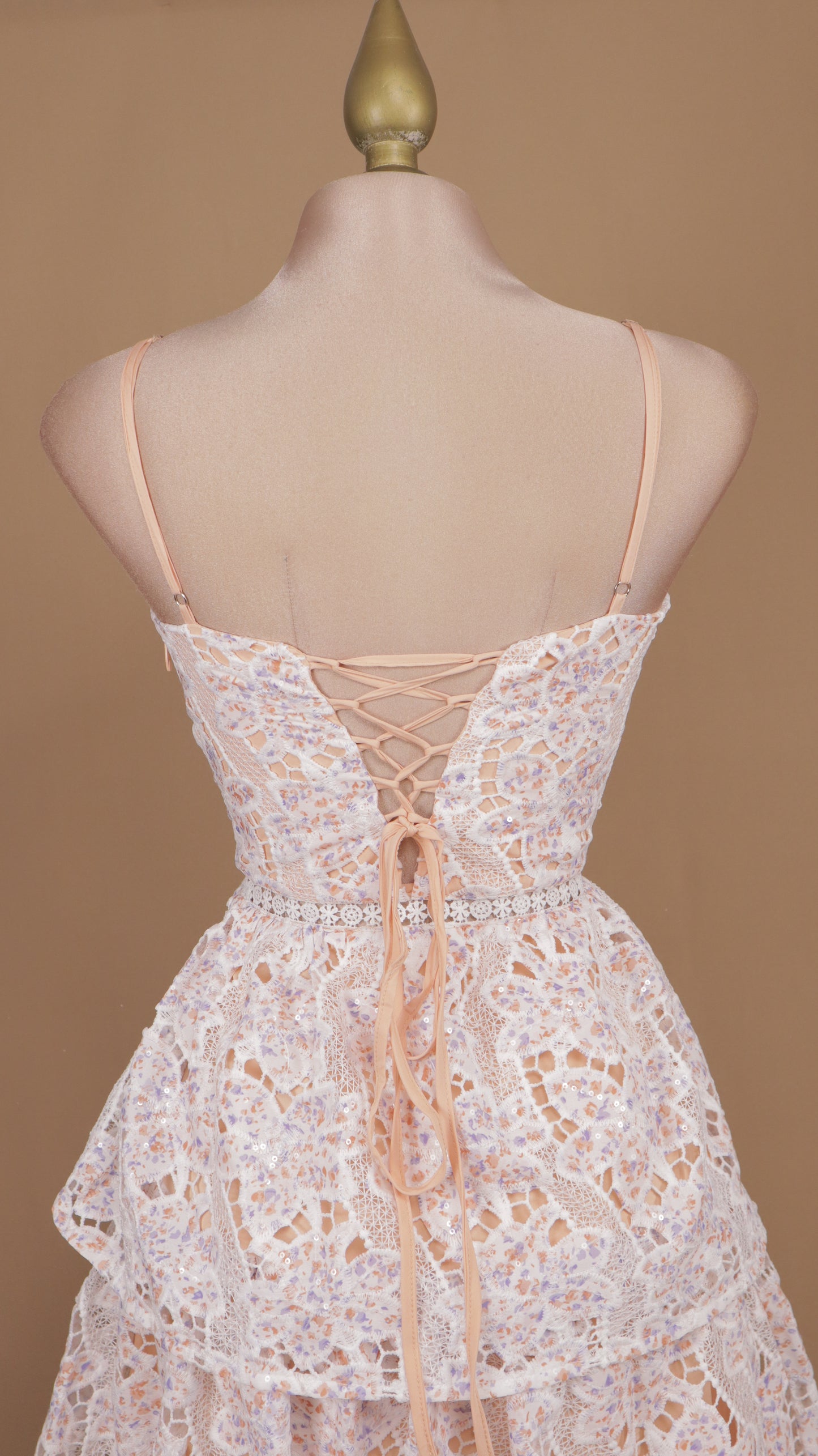 Vestido midi con encaje de tirantes y olanes