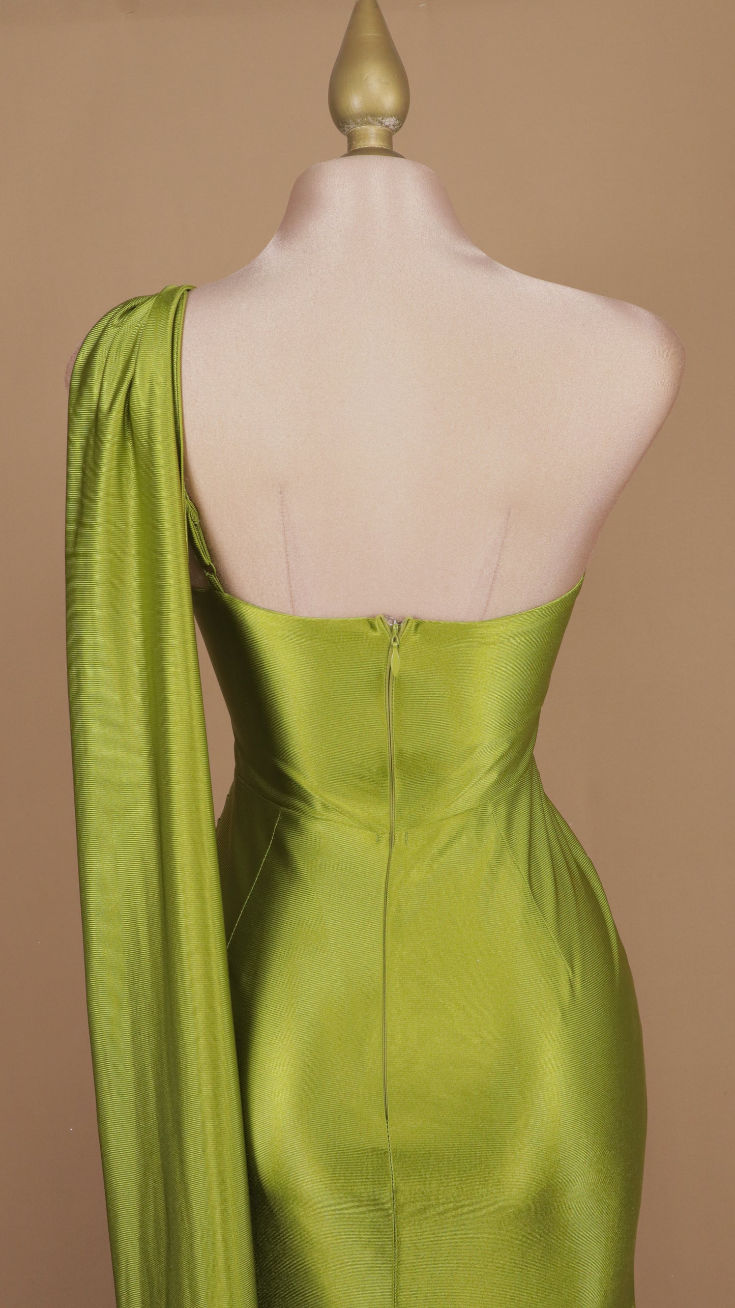 Vestido largo con estola hacia atrás asimétrico