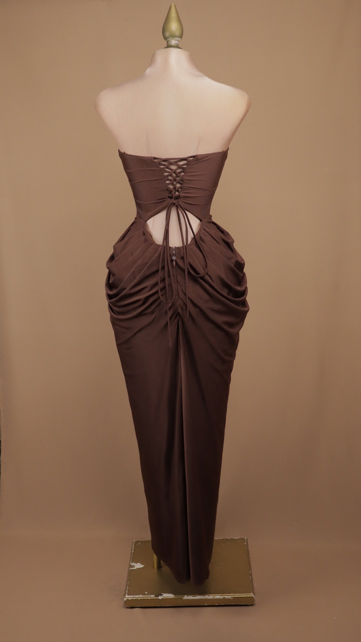 Vestido largo strapless con corsé y pliegue en cadera