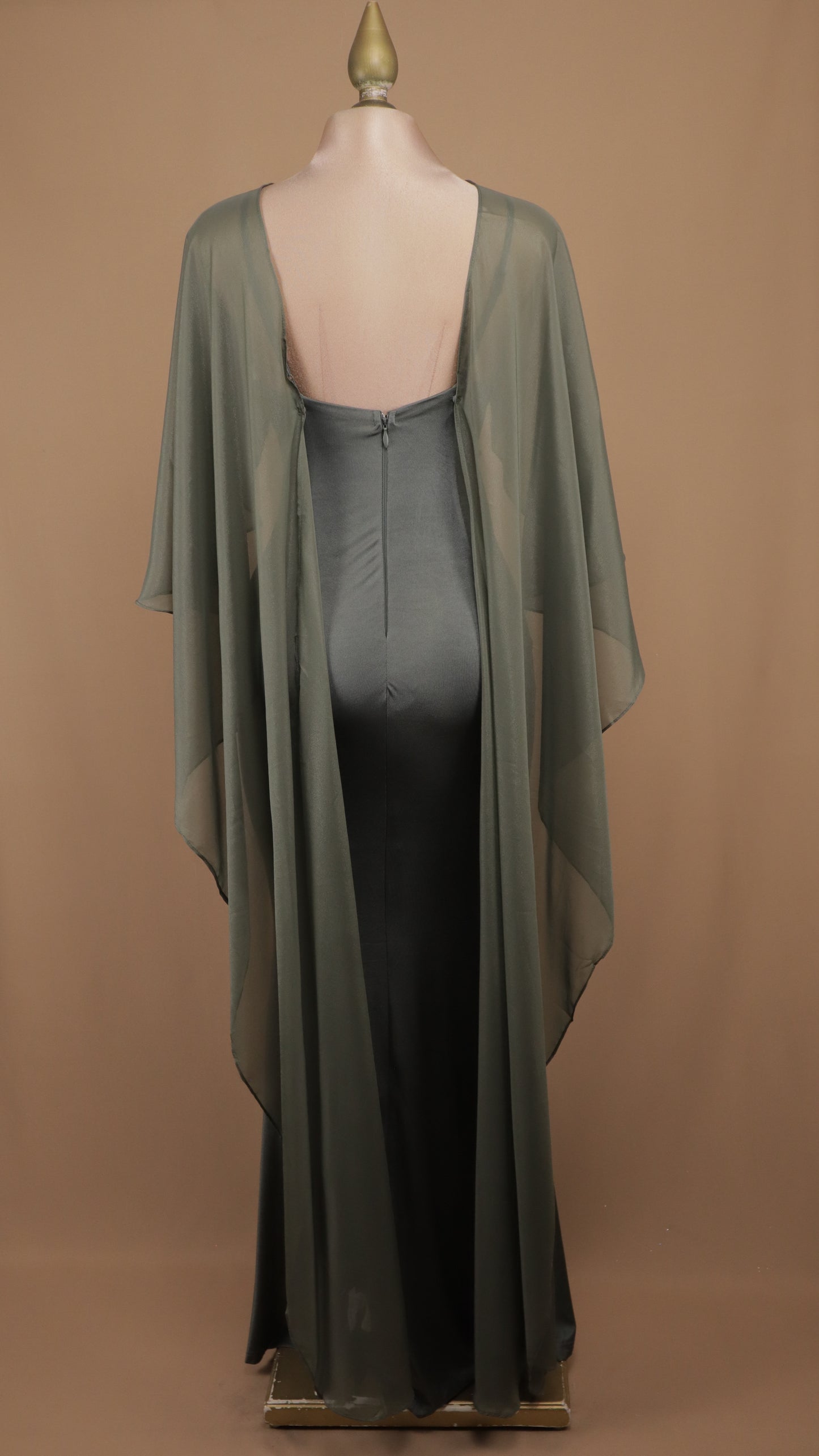 Vestido de gala satén con capa de gasa fluida
