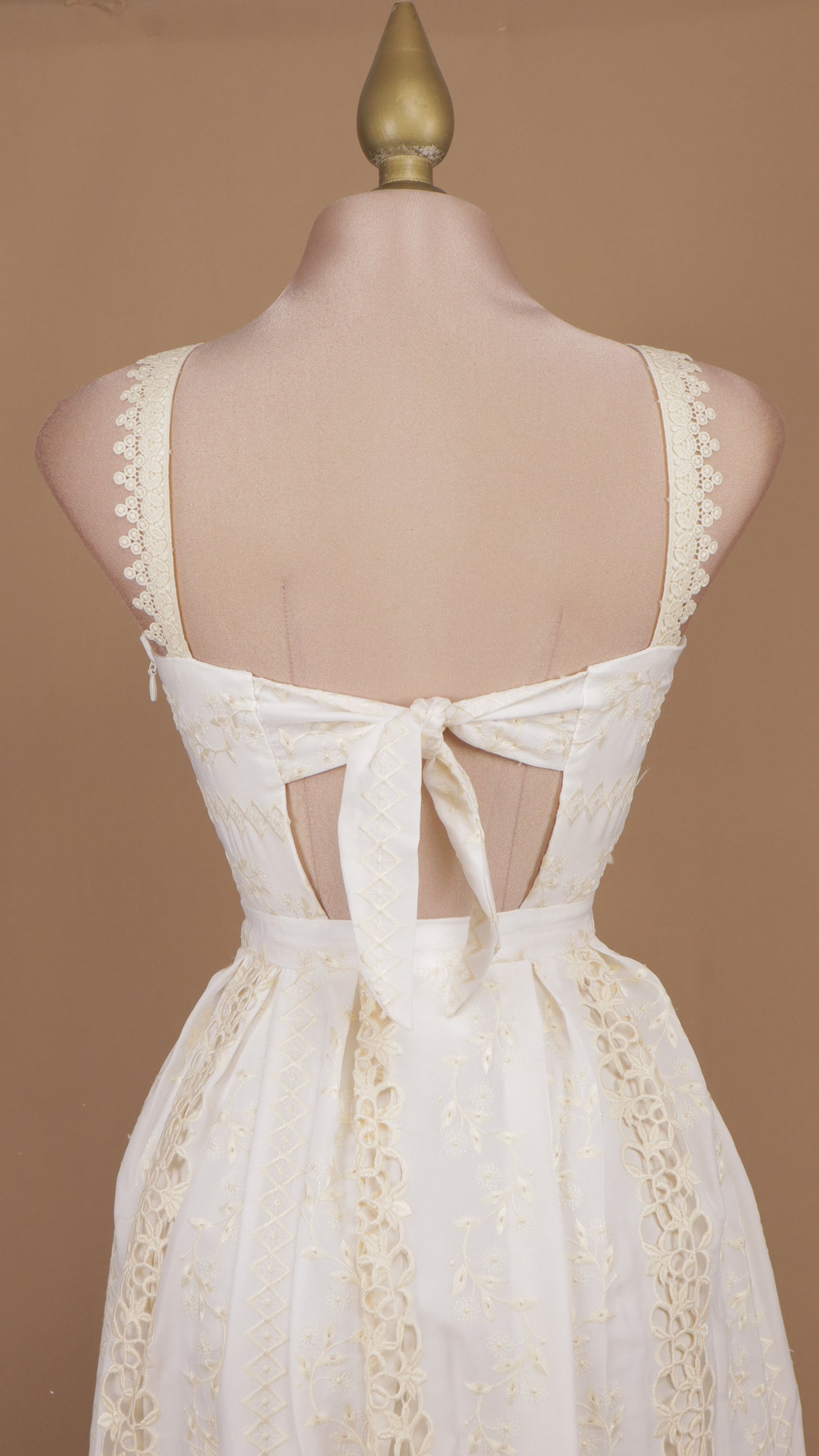 Vestido midi con bordado de tirantes