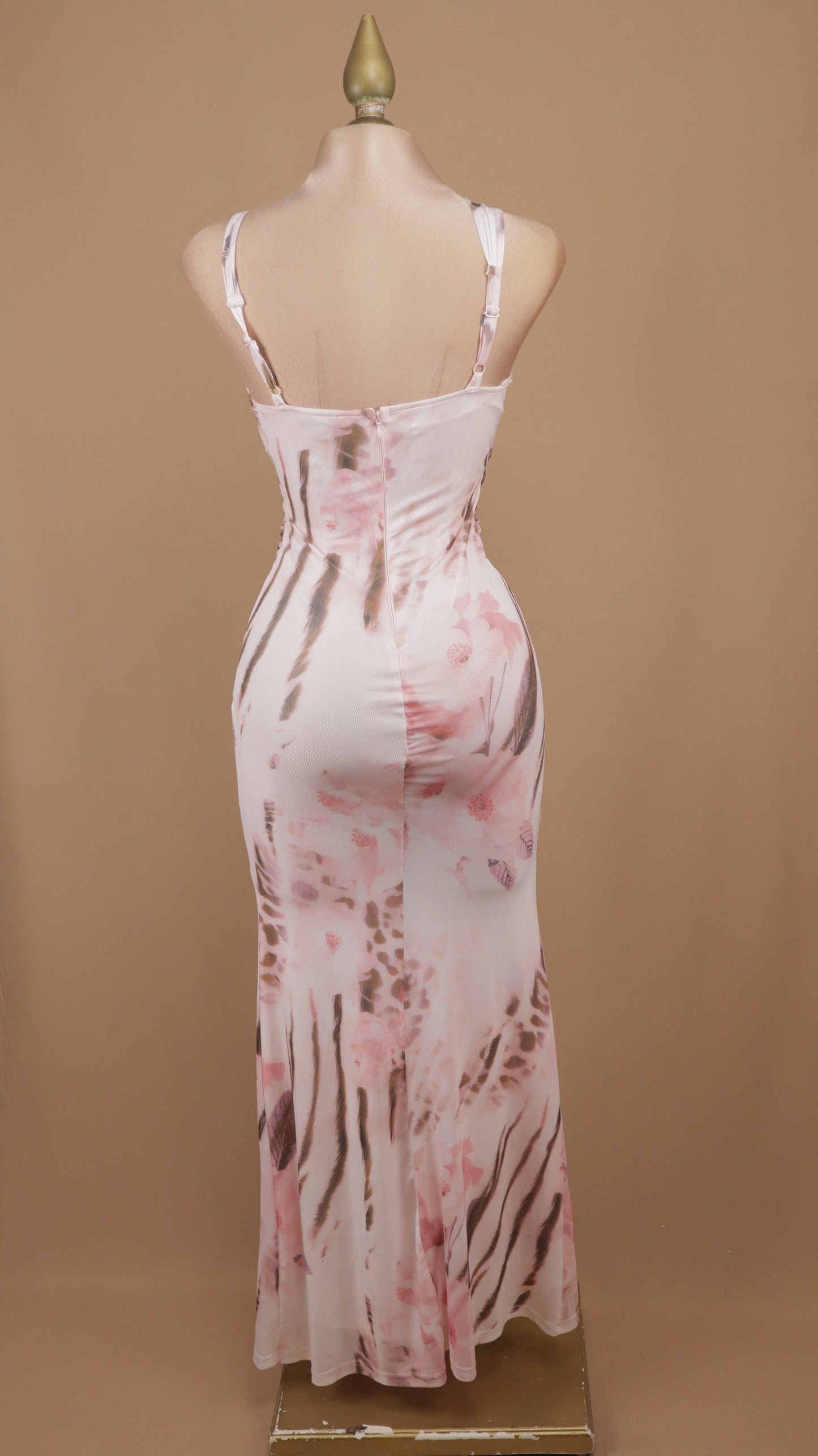 Vestido maxi con estampado de animal print y detalles metálicos descripción