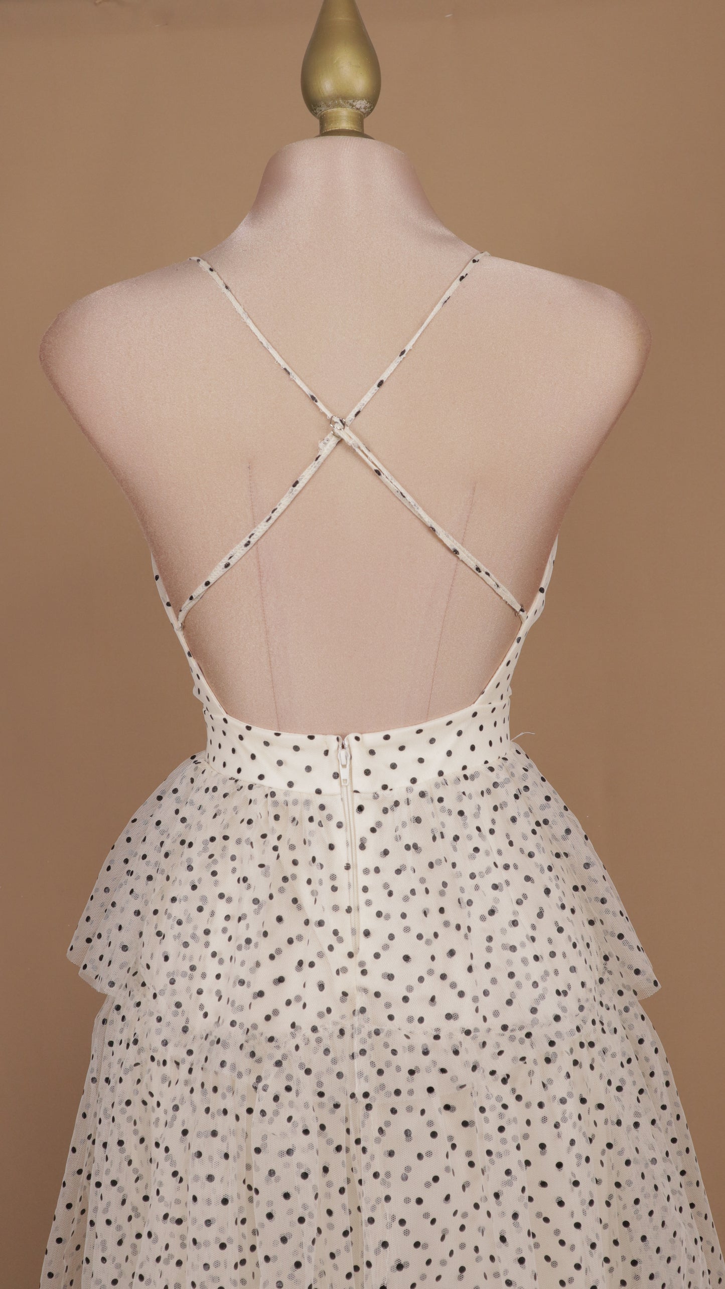 Vestido largo boleado con escote en la espalda