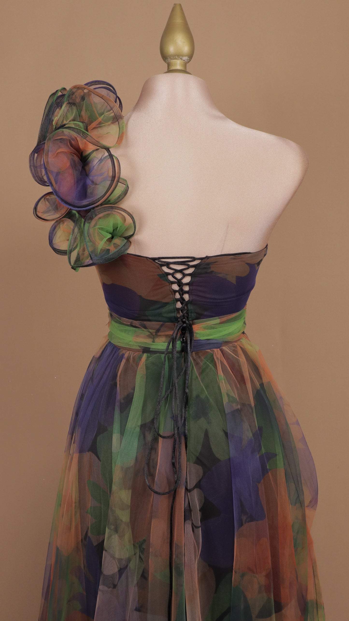 Vestido largo estampado asimétrico con escarola en hombro