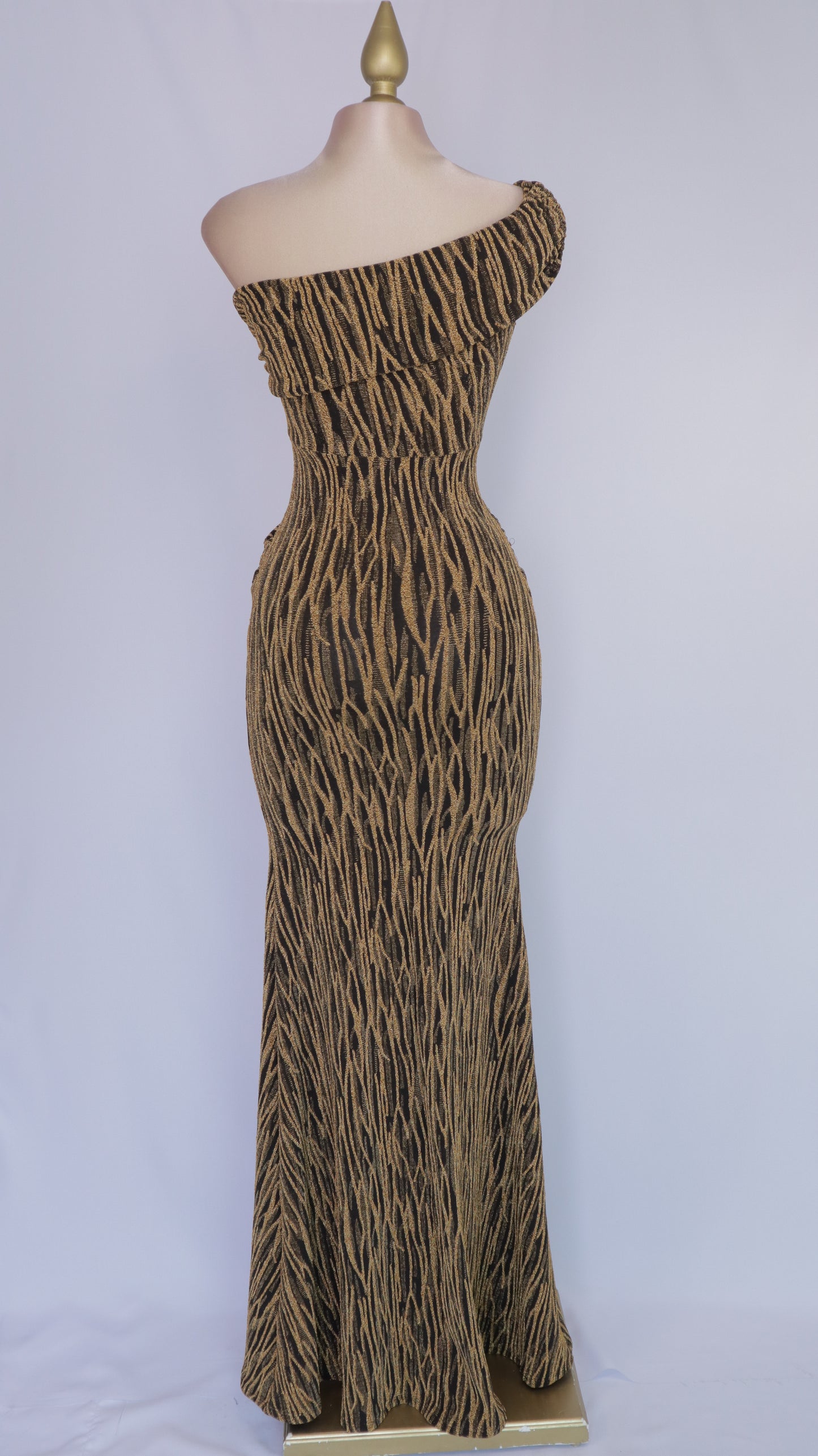 Vestido largo escote asimétrico con brillo