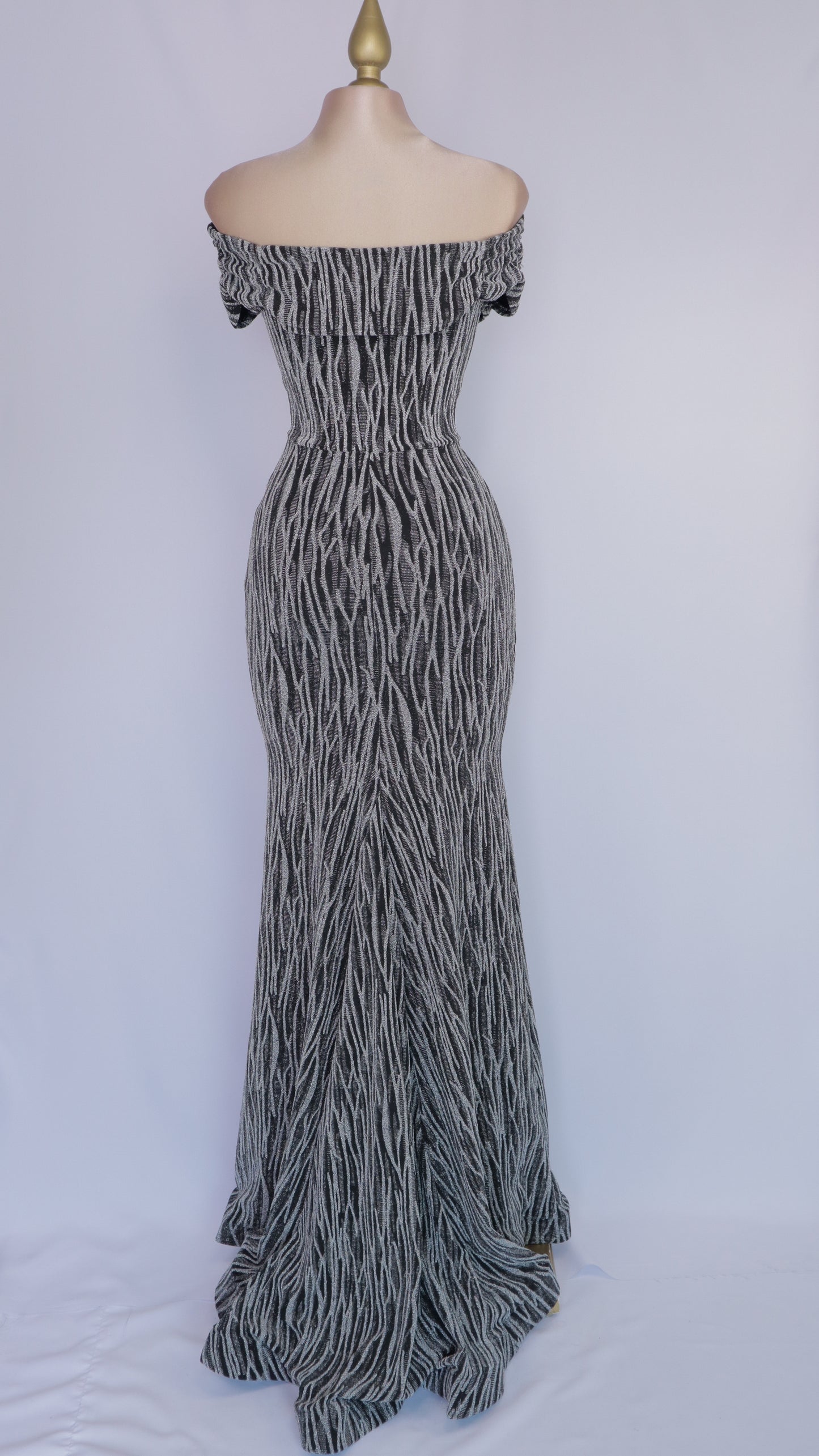 Vestido largo hombro descubierto y cinturilla