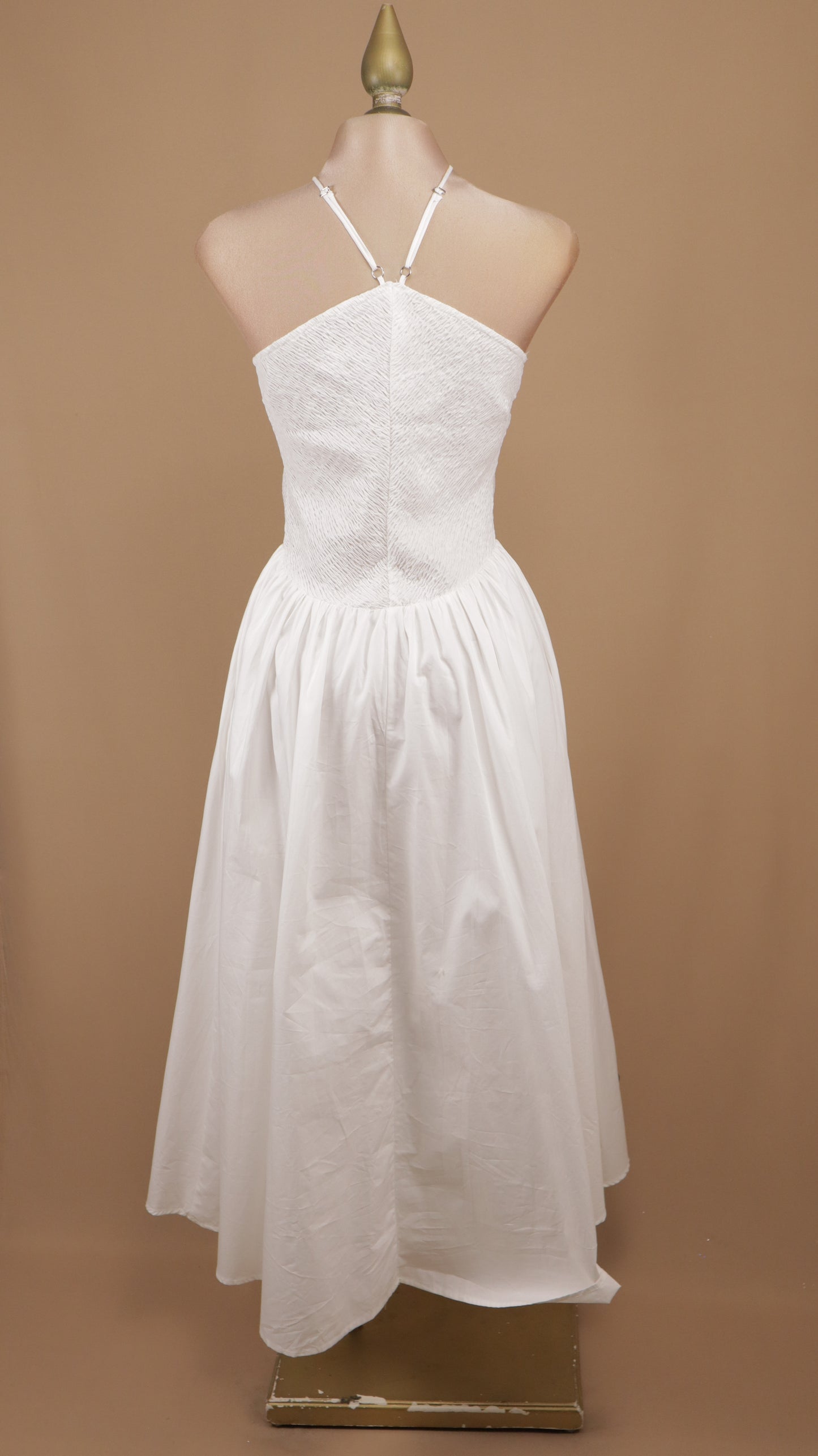 Vestido midi texturizado con cuello halter y bordado botánico lineal