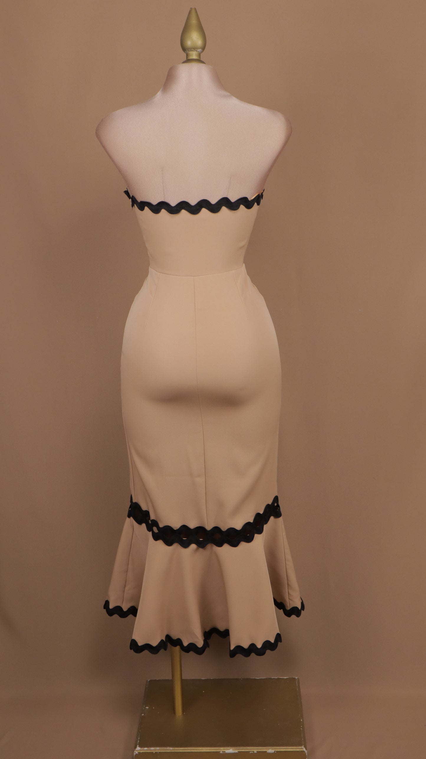 Vestido midi estraple con borde de color