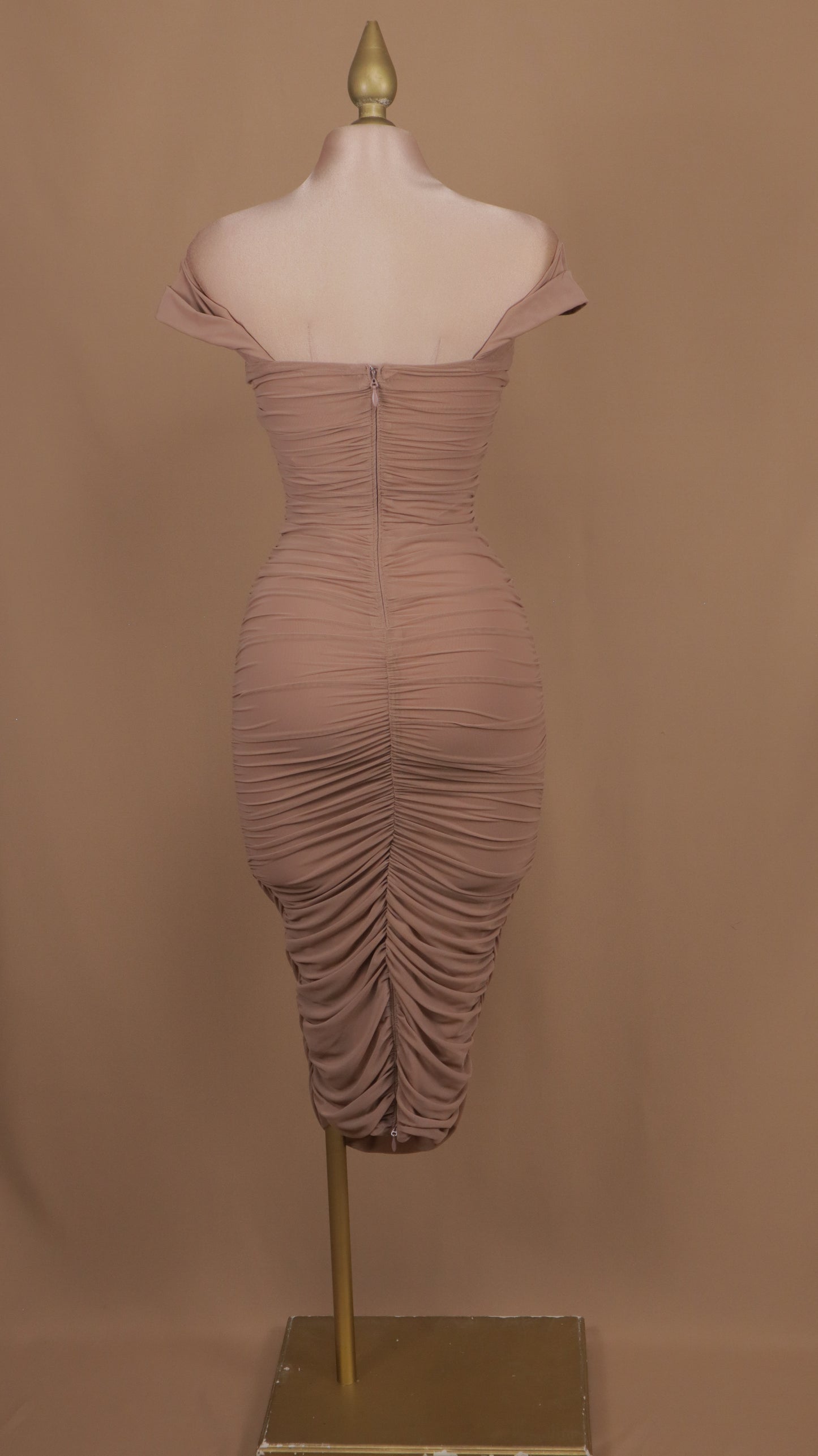 Vestido maxi al hombro con pliegues