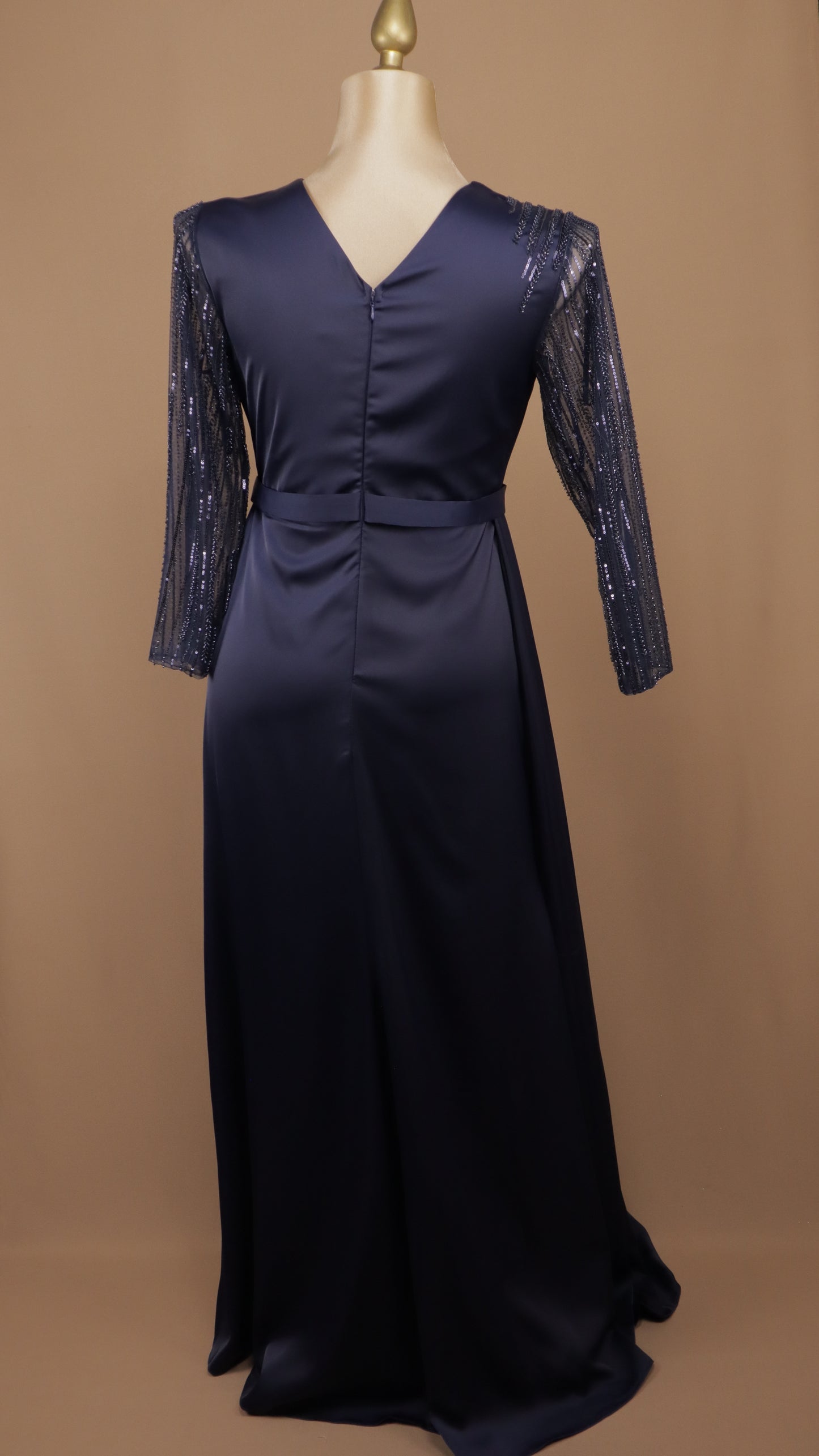 Vestido maxi satinado con mangas de pedrería y falda drapeada