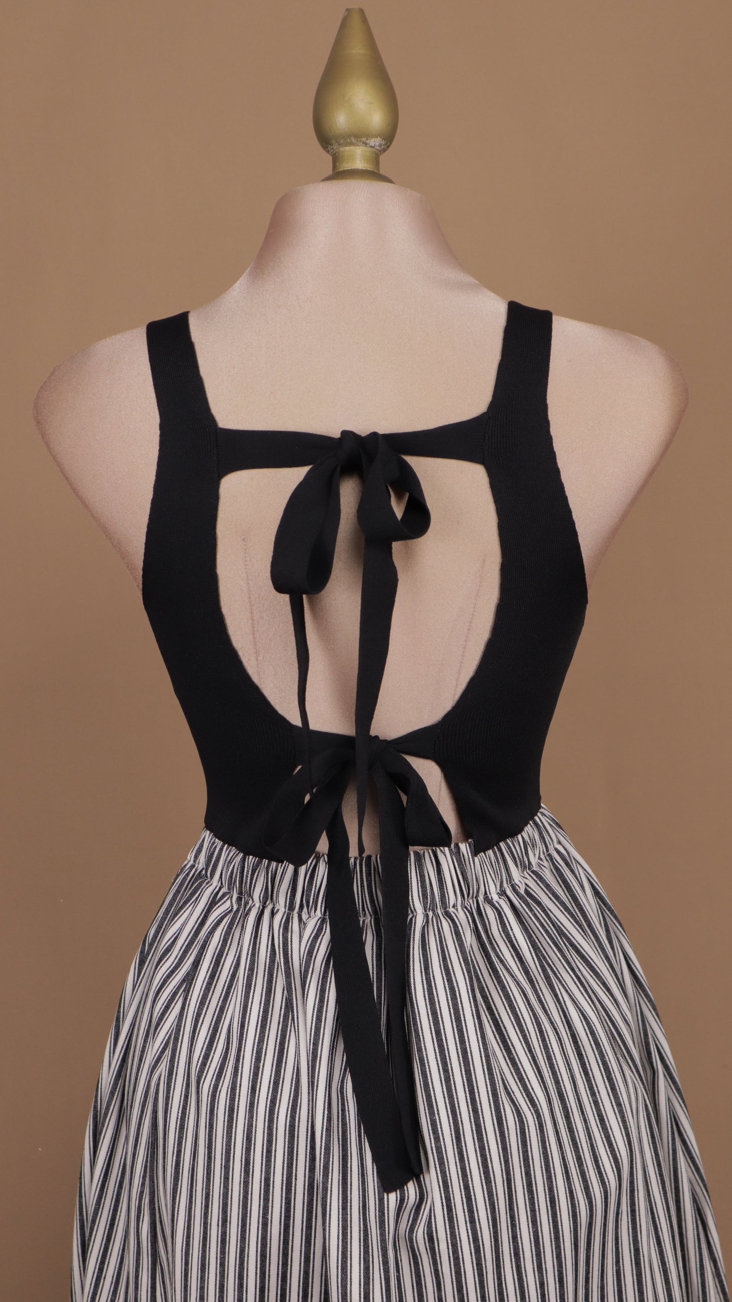 Vestido midi con falda rayada y escote en la espalda