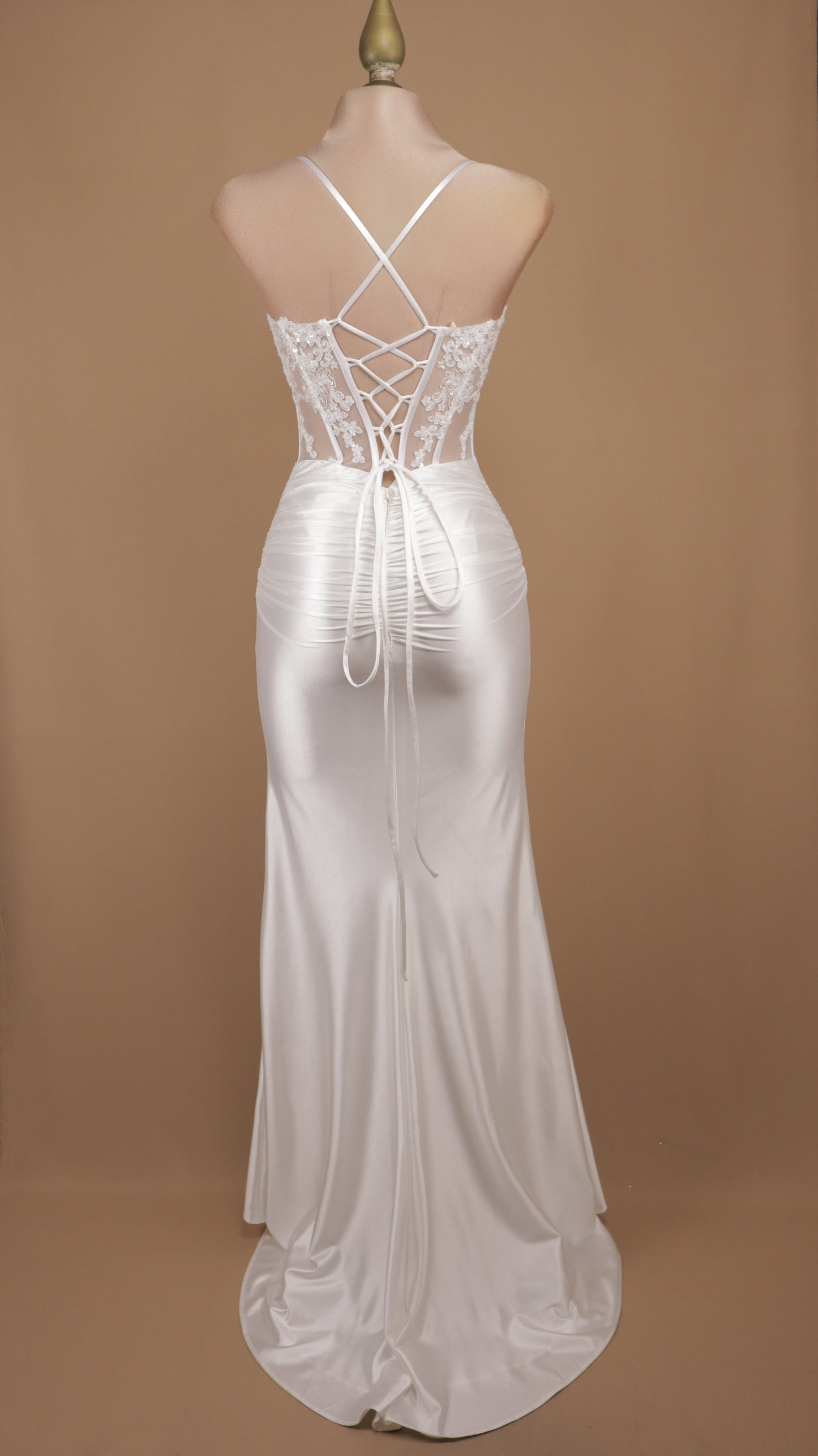 Vestido de novia corte sirena con corpiño de corsé transparente adornado y falda de satén