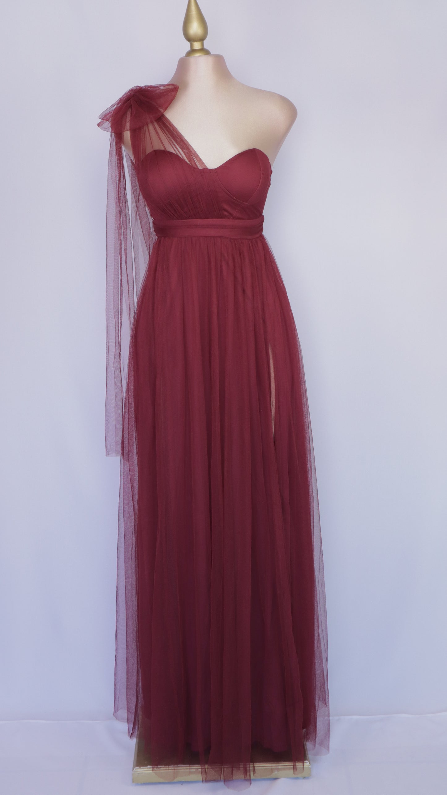 Vestido largo escote asimétrico de tull