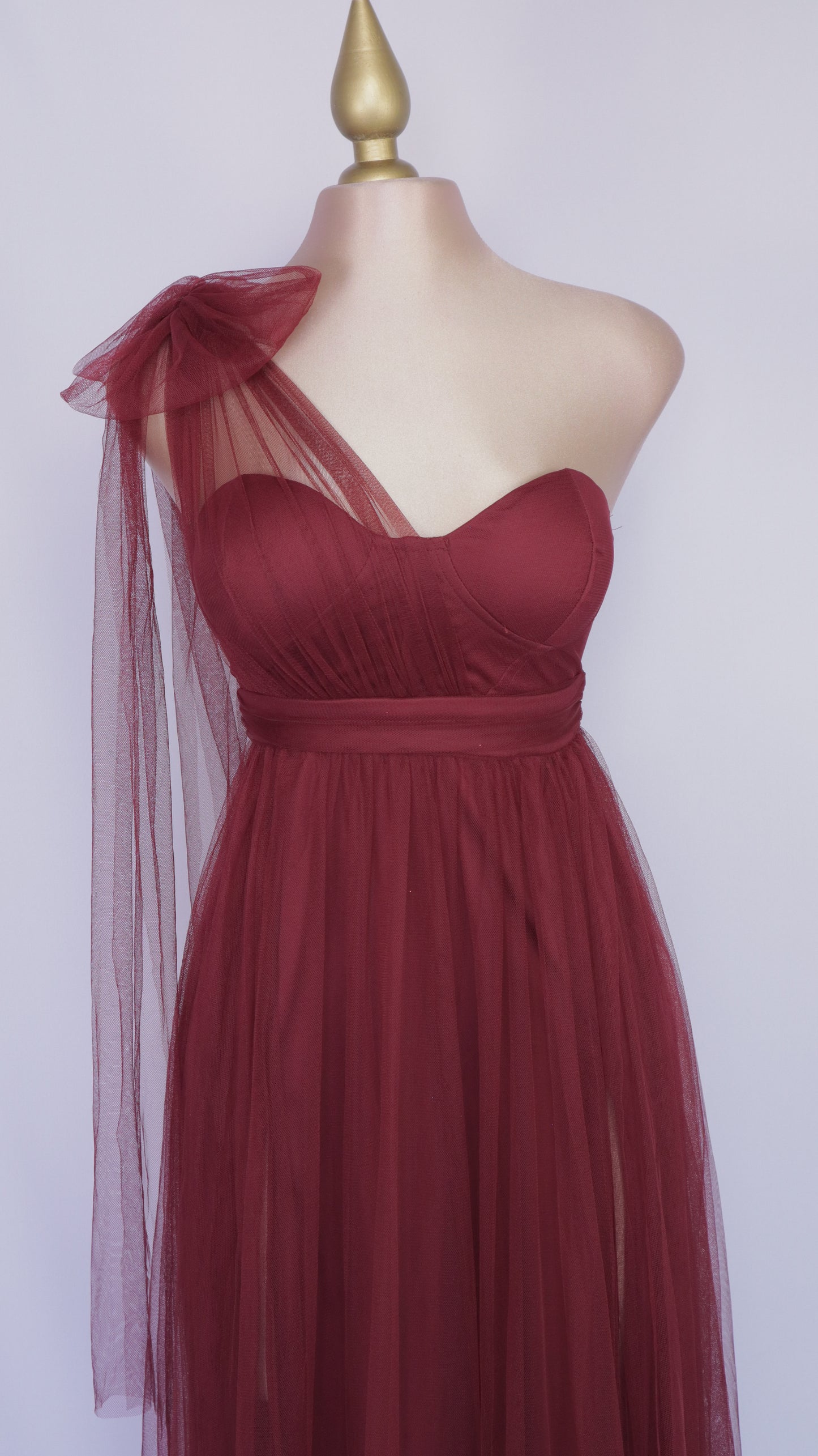 Vestido largo escote asimétrico de tull