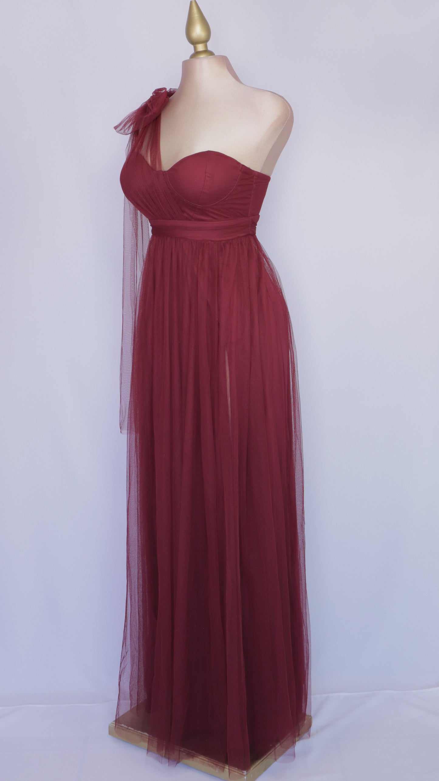 Vestido largo escote asimétrico de tull