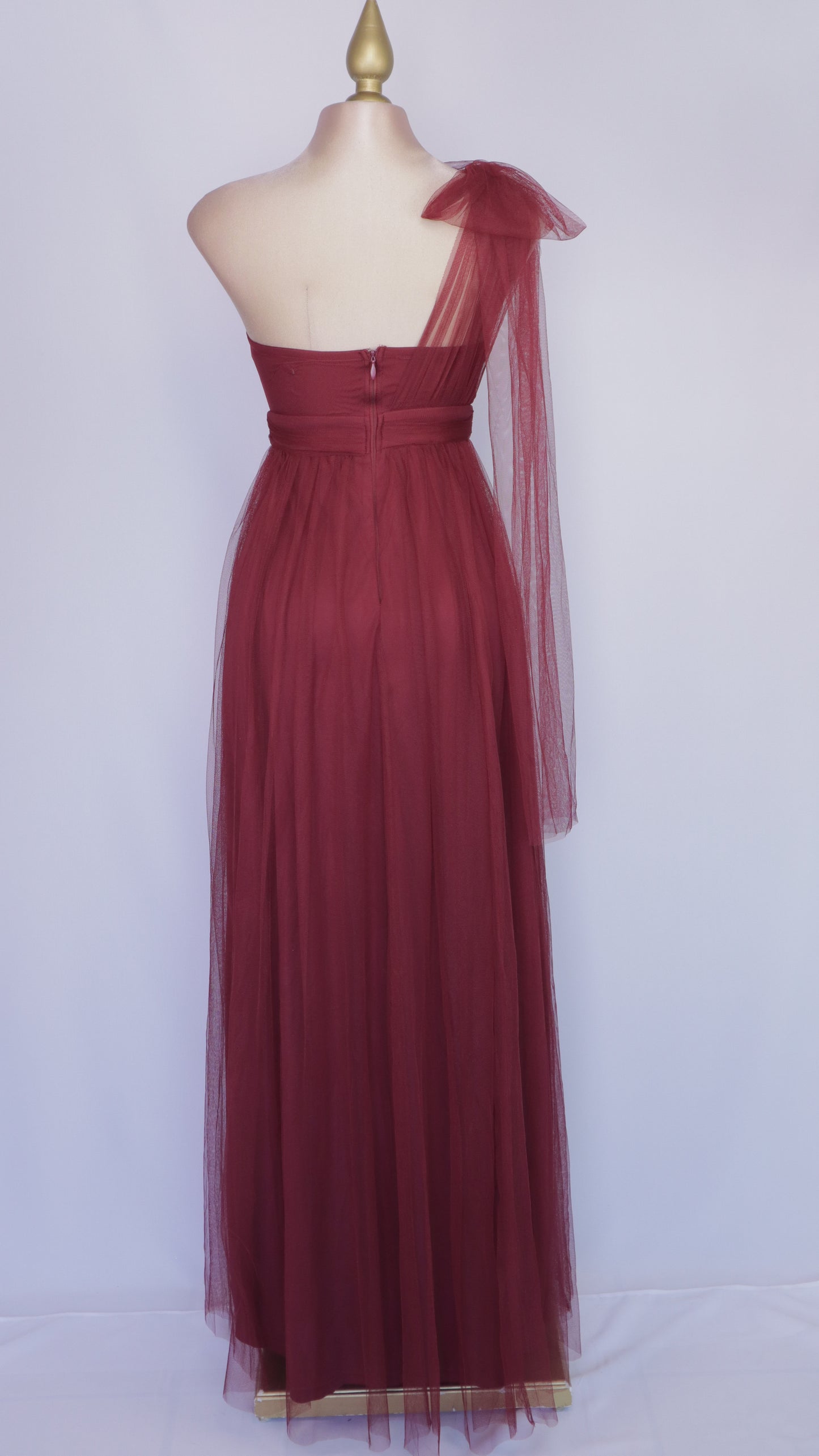 Vestido largo escote asimétrico de tull