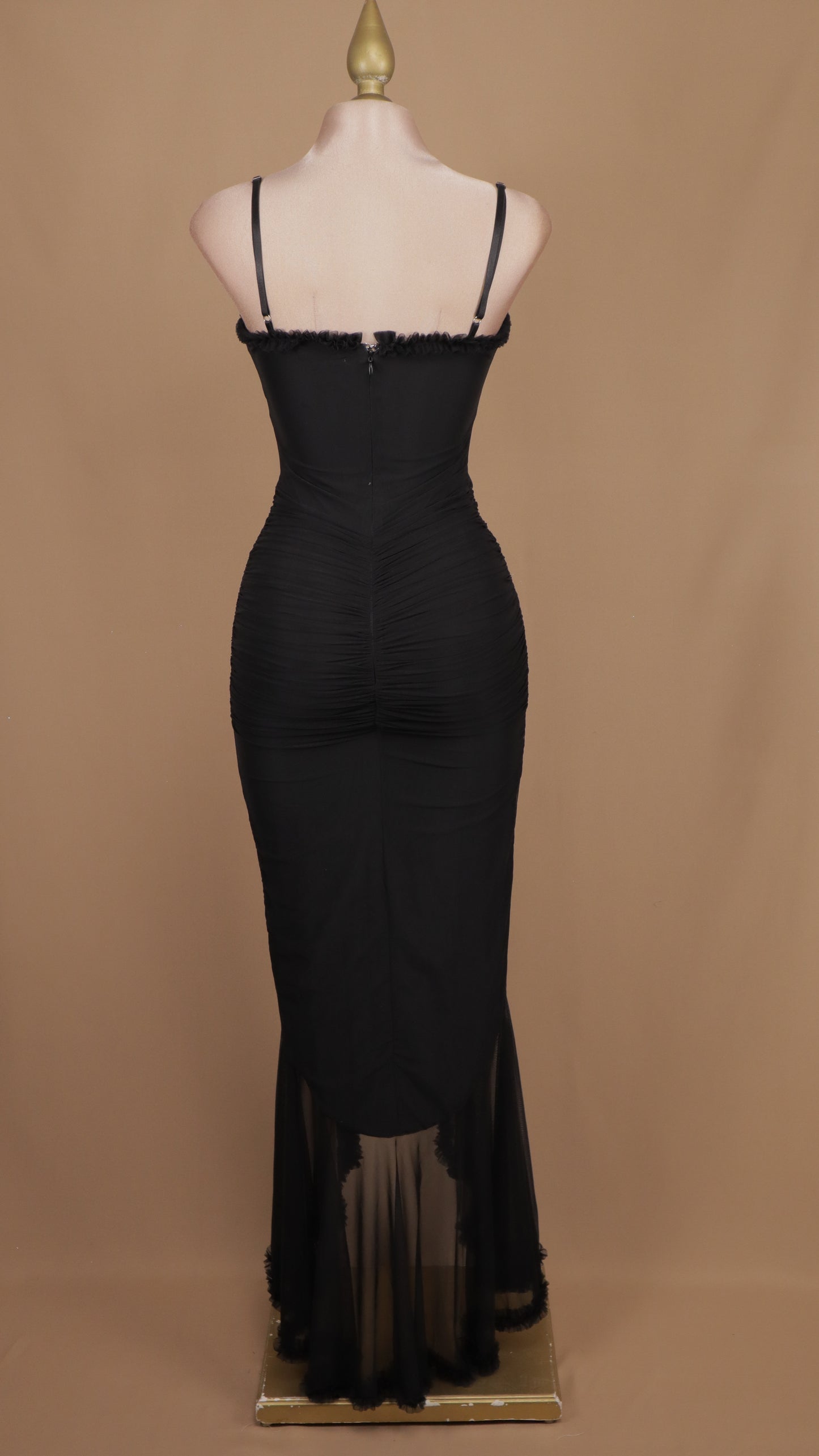 Vestido largo de tirantes con escarola en falda