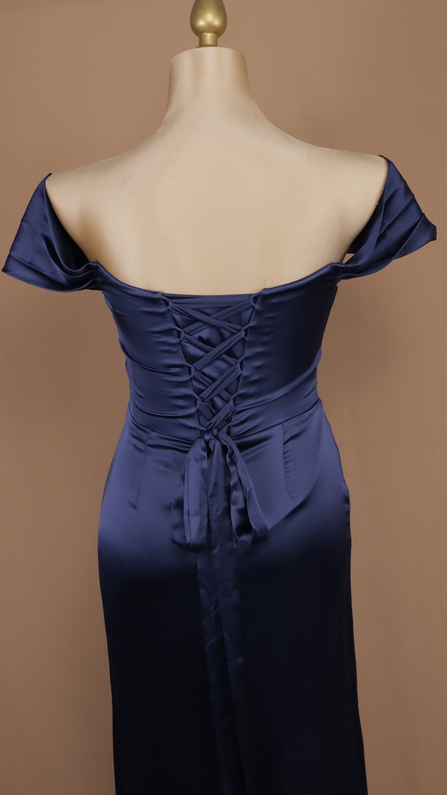 Vestido largo plus al hombro y corset