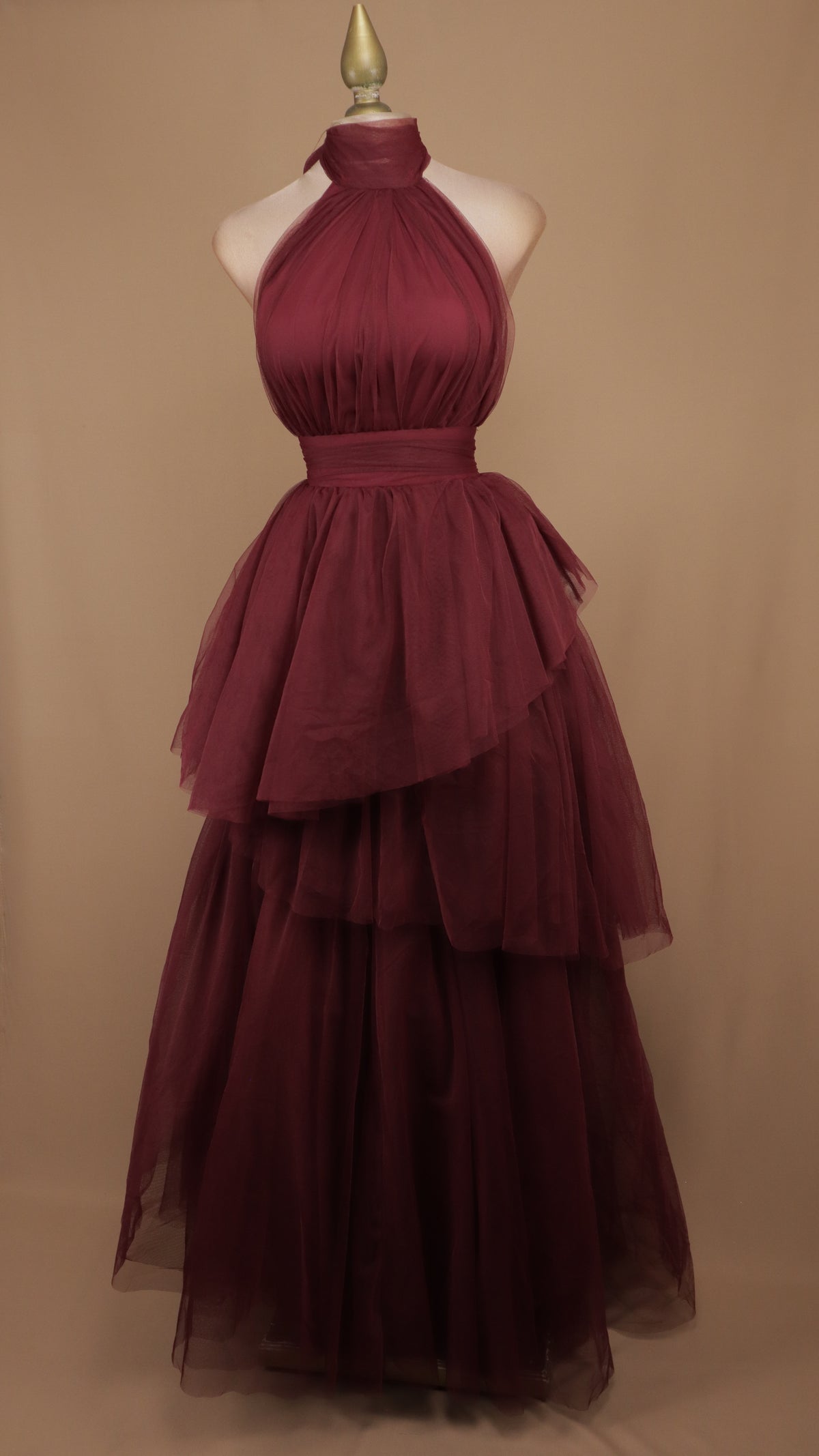 Vestido largo de tull cuello halter y escote en la espalda