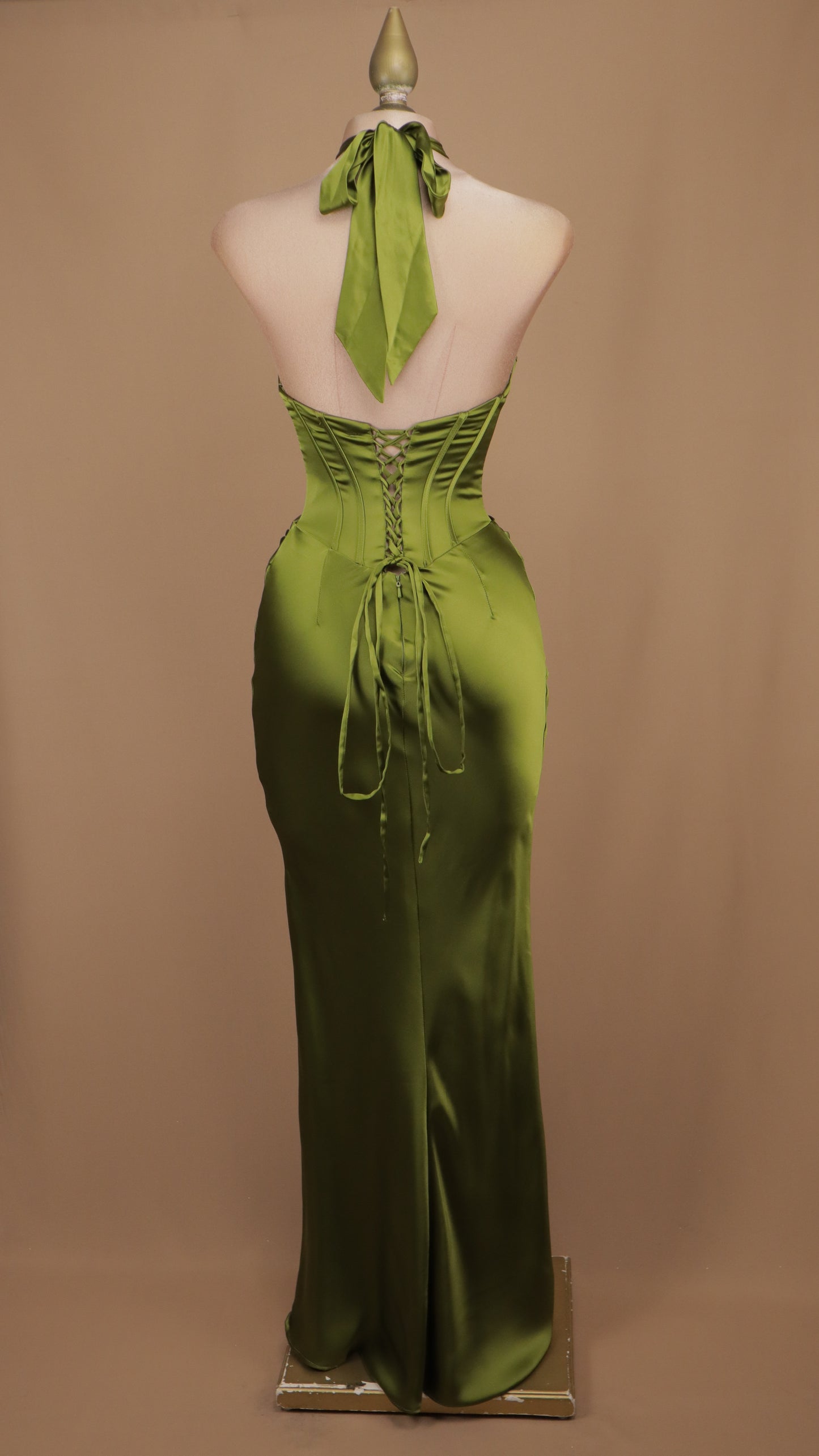Vestido de gala satinado con top corsetero y cuello halter cruzado