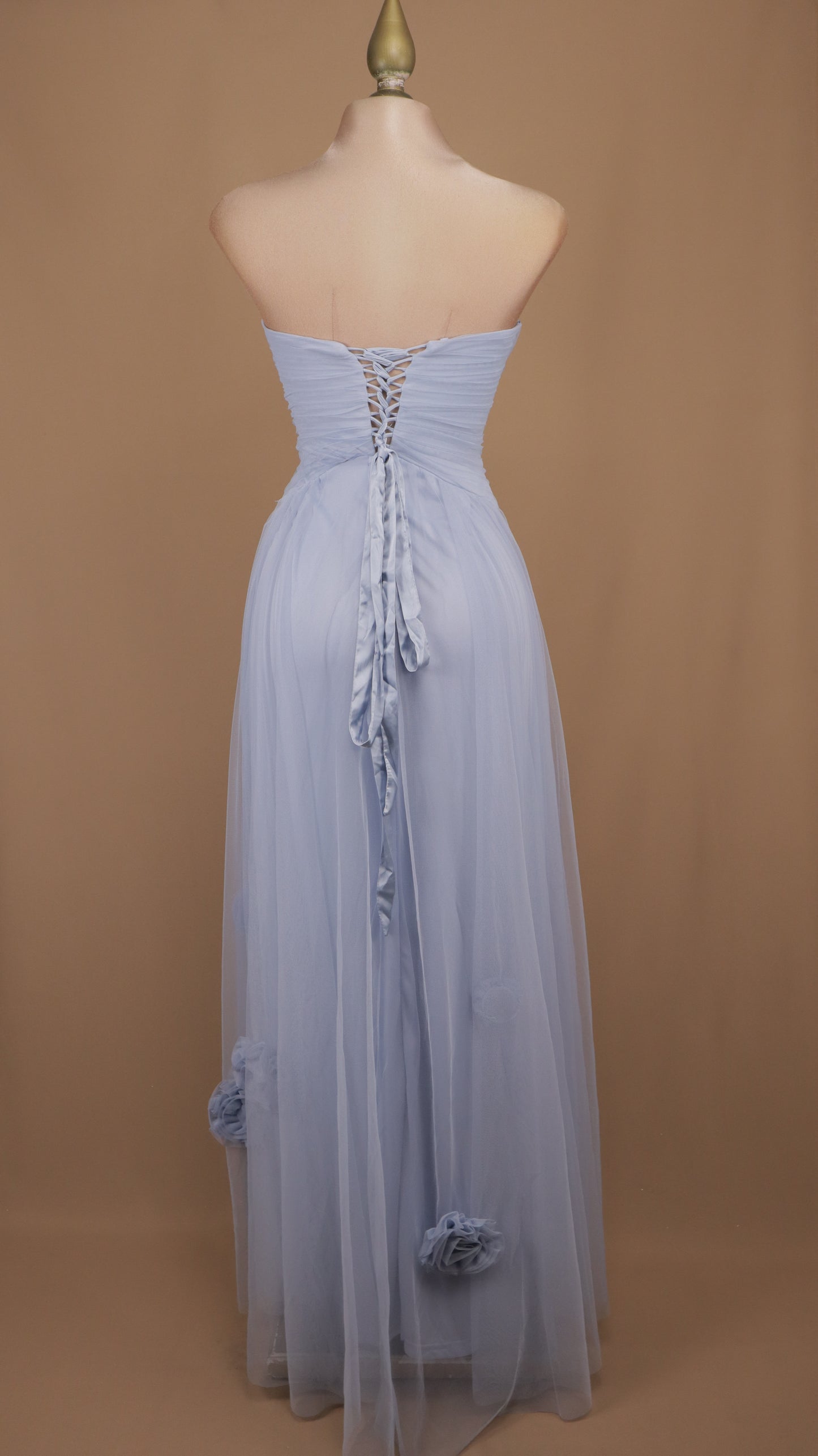 Vestido de gala largo en tul con escote corazón y flores 3D