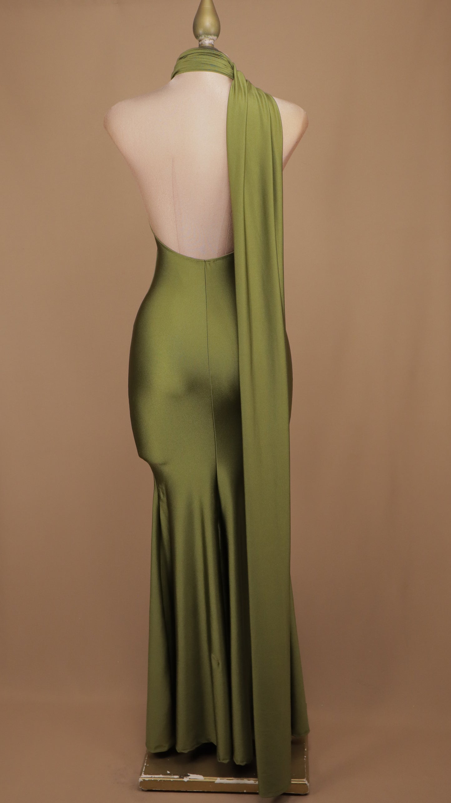 Vestido de gala ajustado con cuello halter cruzado y cauda posterior