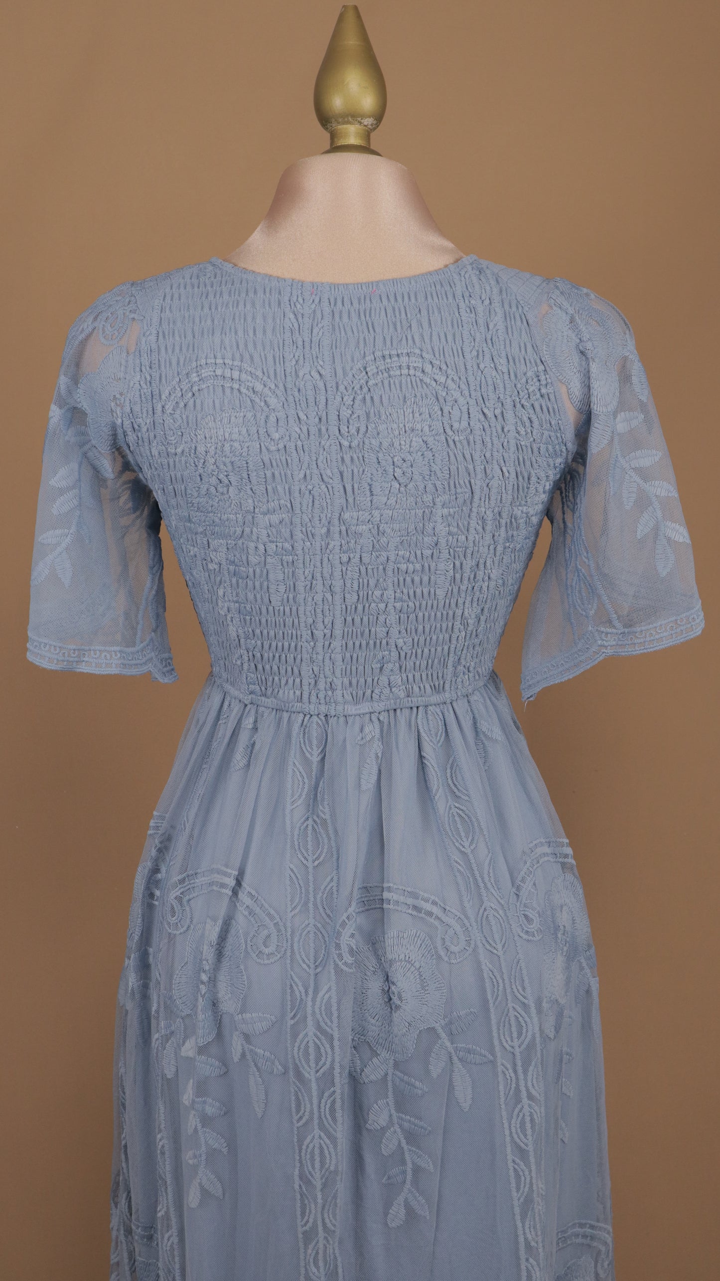 Vestido midi con manga y bordado en falda