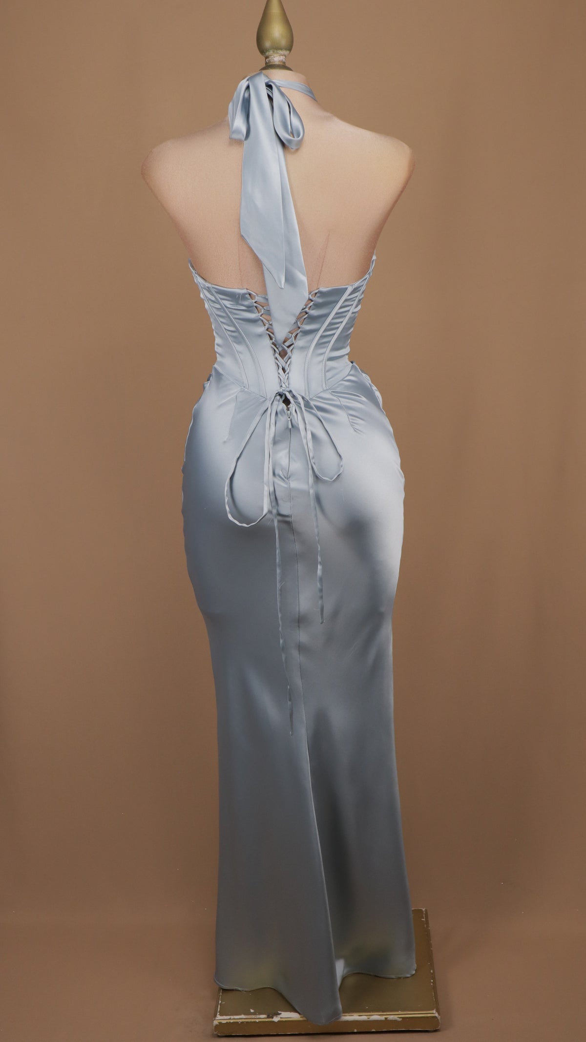 Vestido de gala satinado con top corsetero y cuello halter cruzado