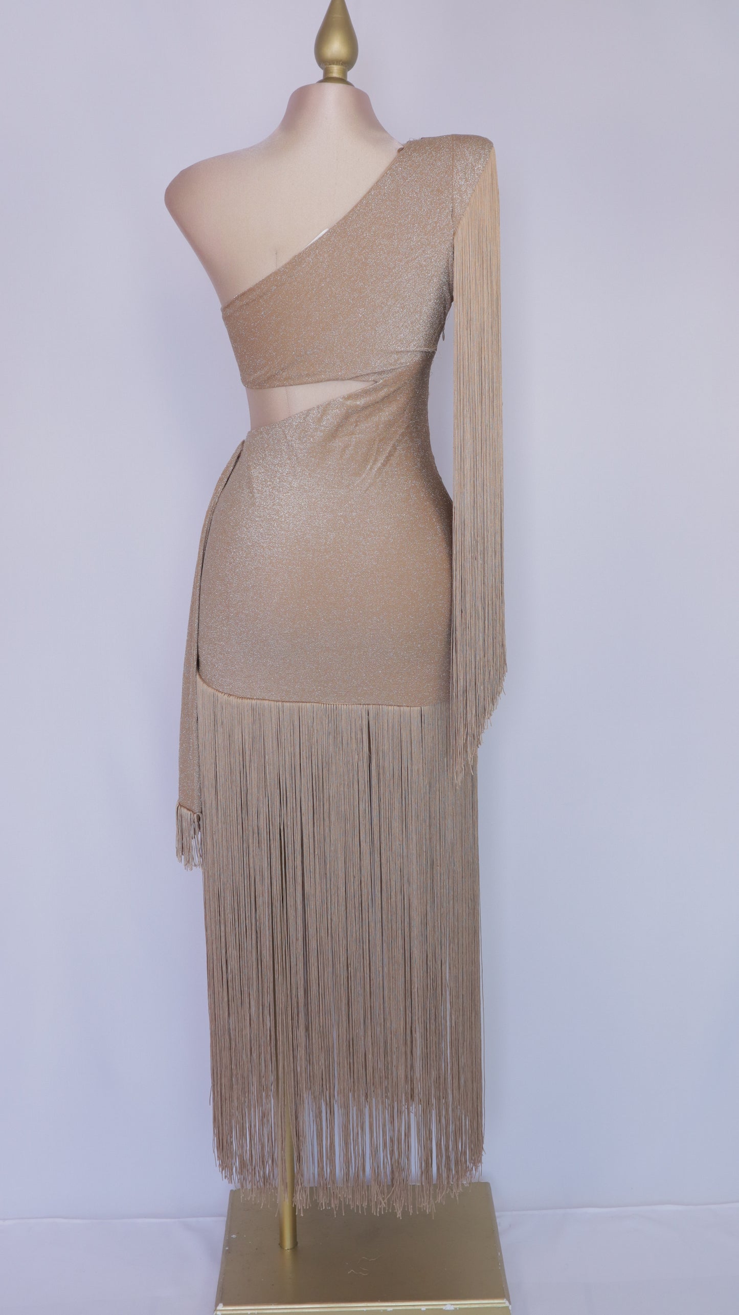 Vestido de barbitas asimétrico con escote en cintura
