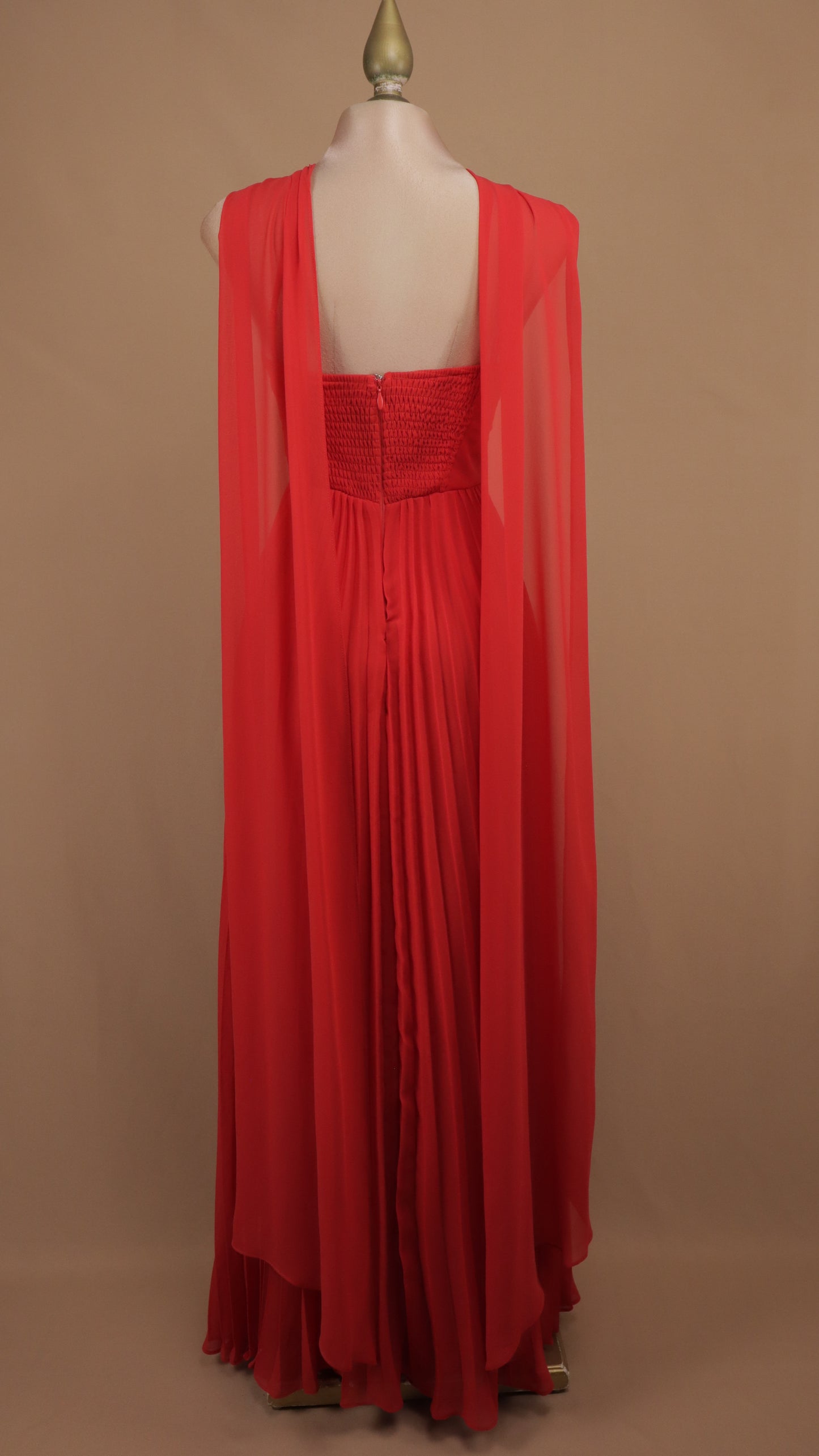 Vestido largo halter con falda plisada