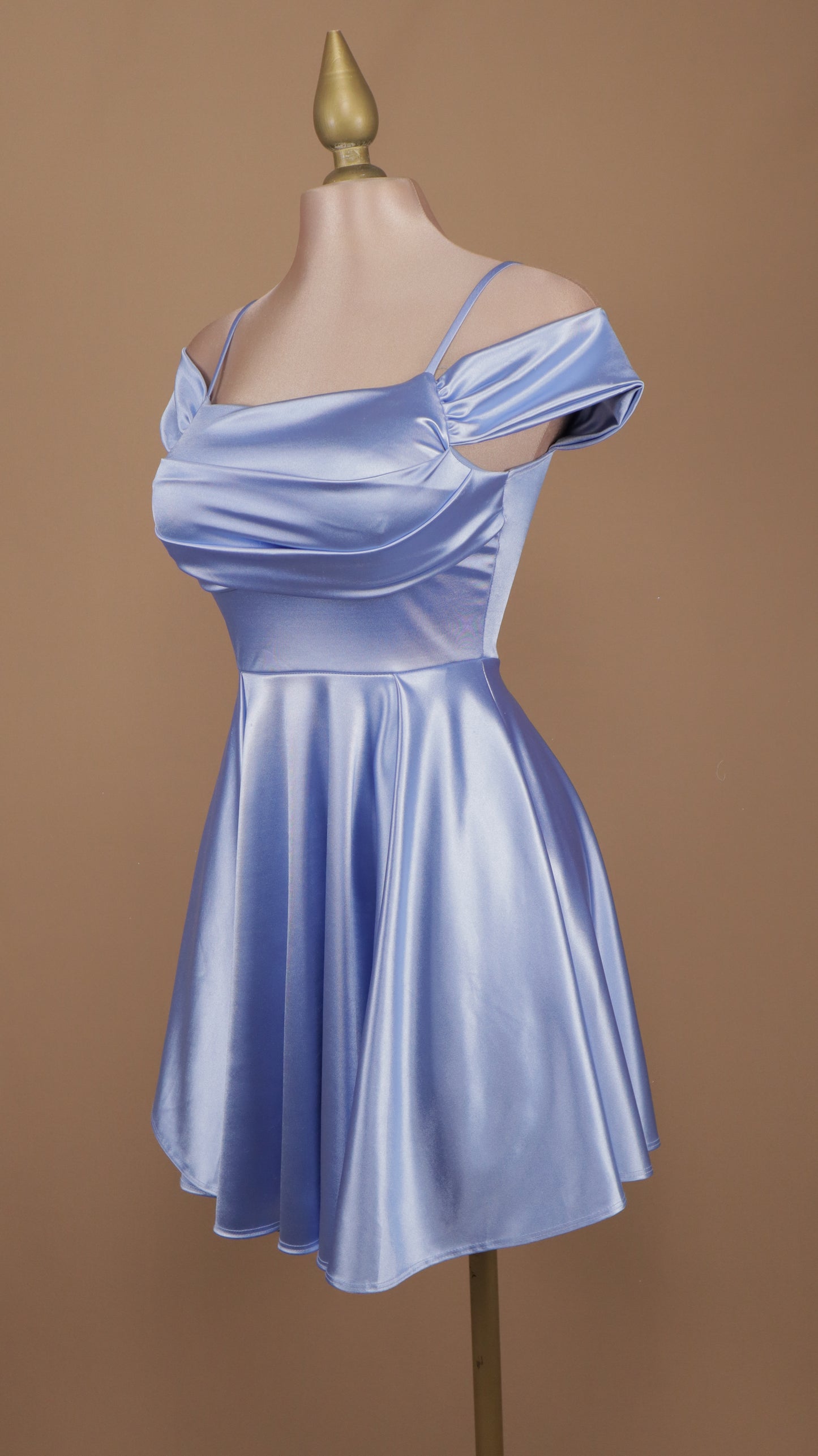 Vestido corto con escote al hombro