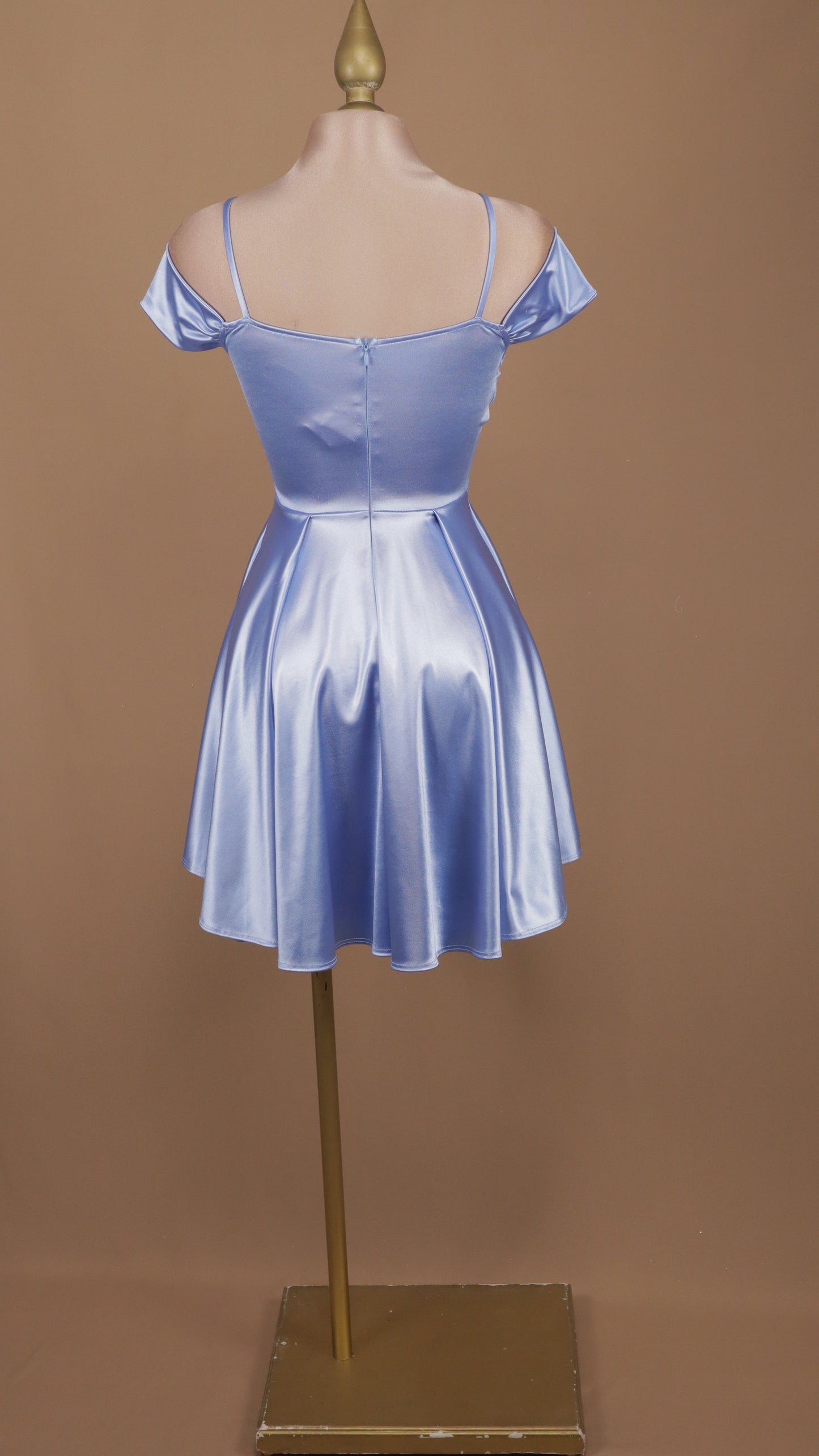 Vestido corto con escote al hombro
