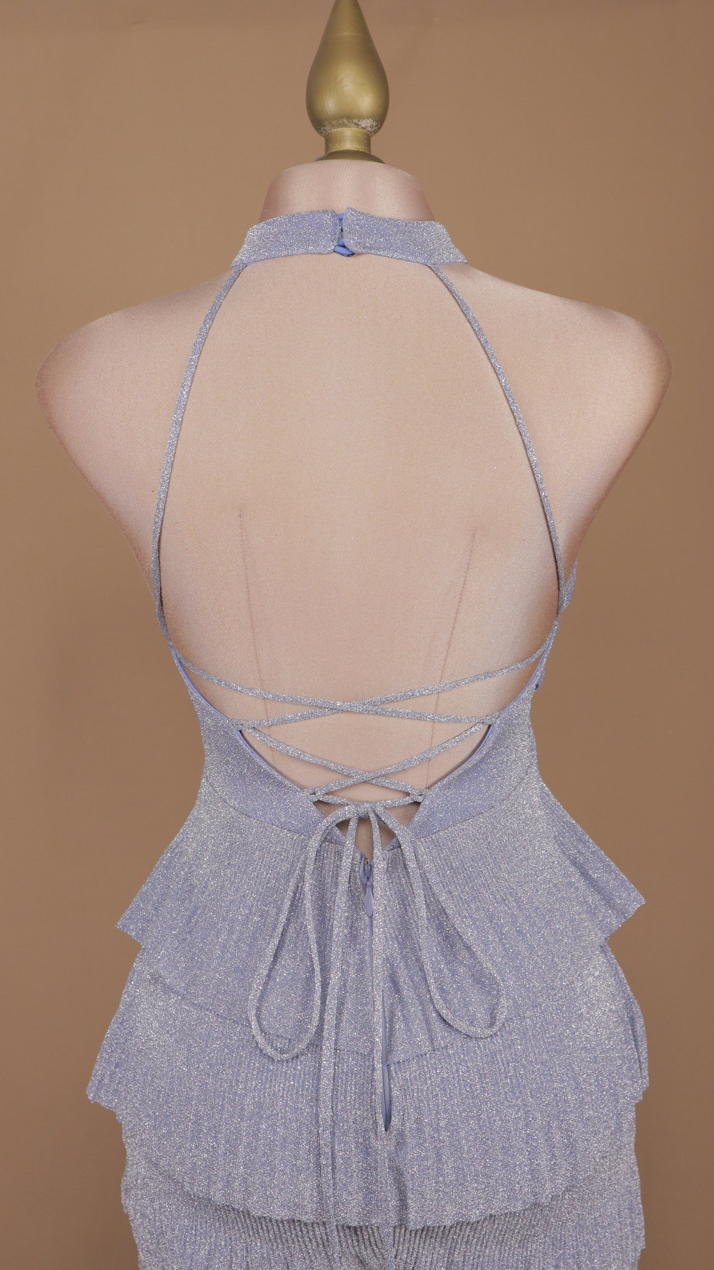 Vestido largo halter con olanes y brillo