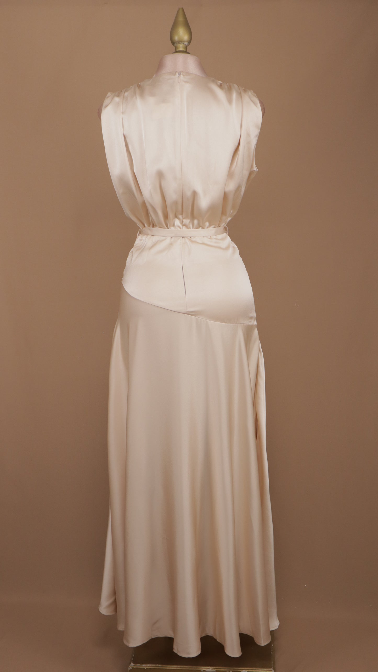 Vestido largo con escote en V y tela satinada