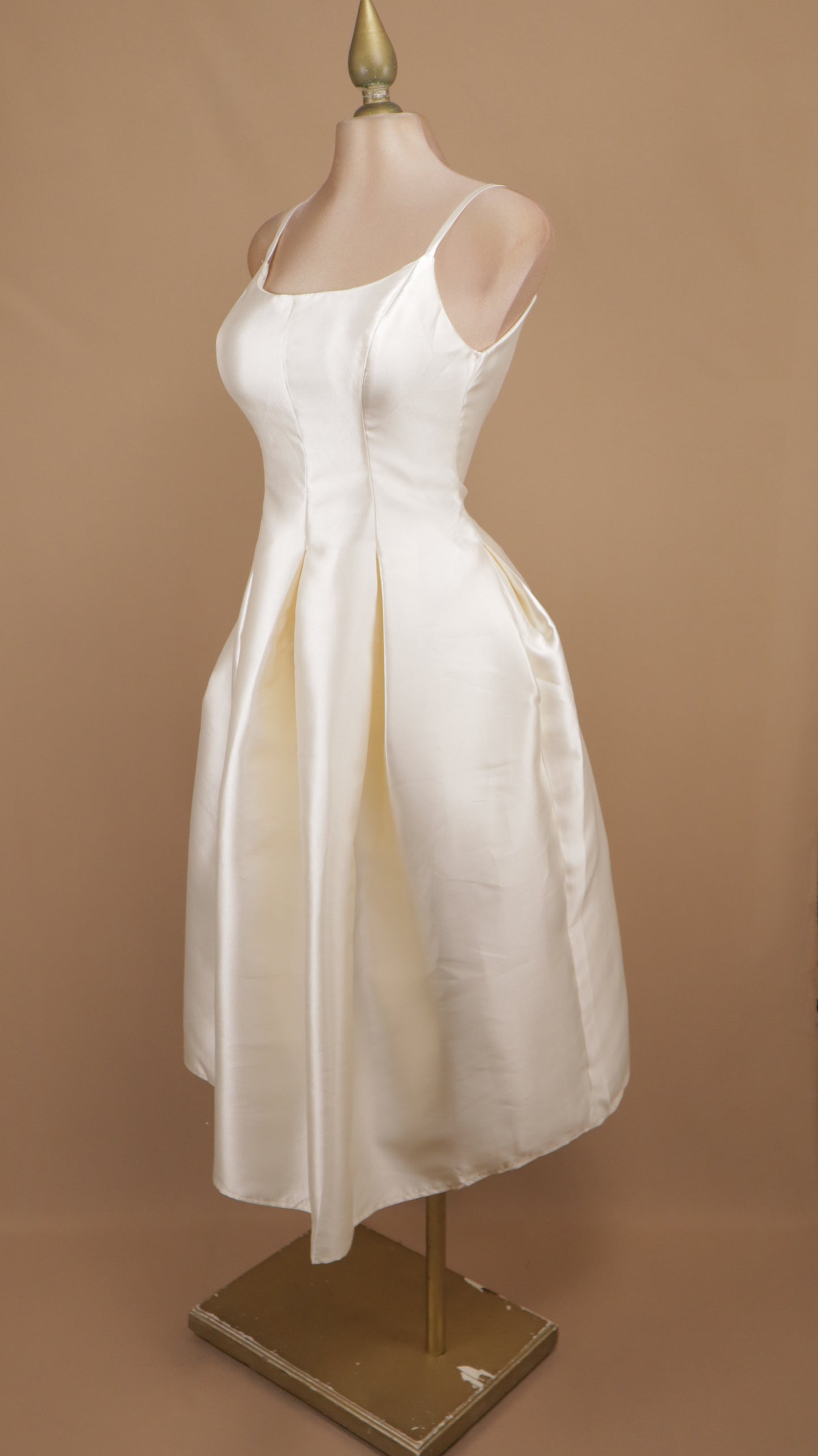 Vestido midi de satén en corte A con tirantes finos